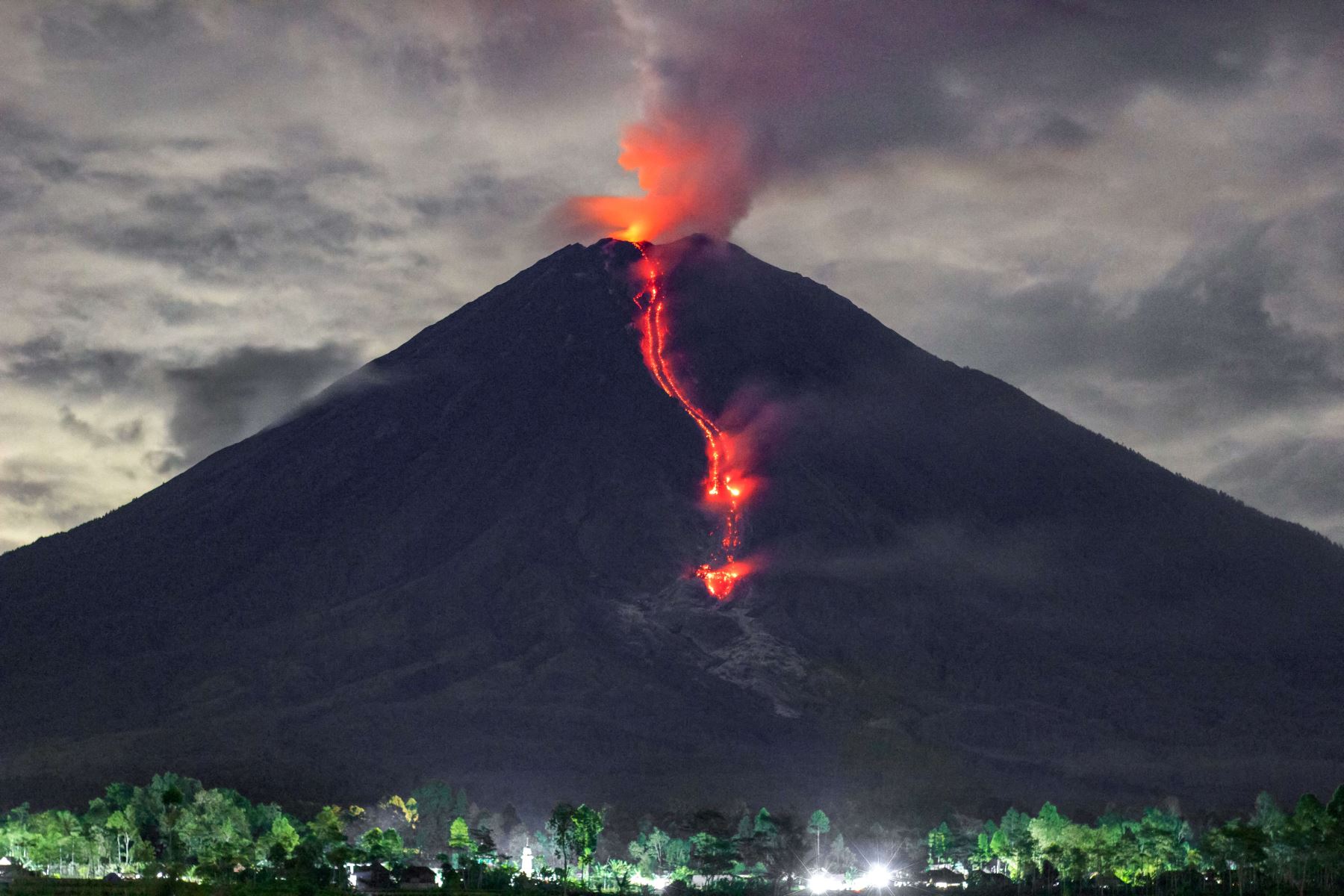 La repentina erupción el sábado de la montaña más alta de la isla de Java tomó por sorpresa a los lugareños y provocó la huida de miles de personas. Foto: AFP