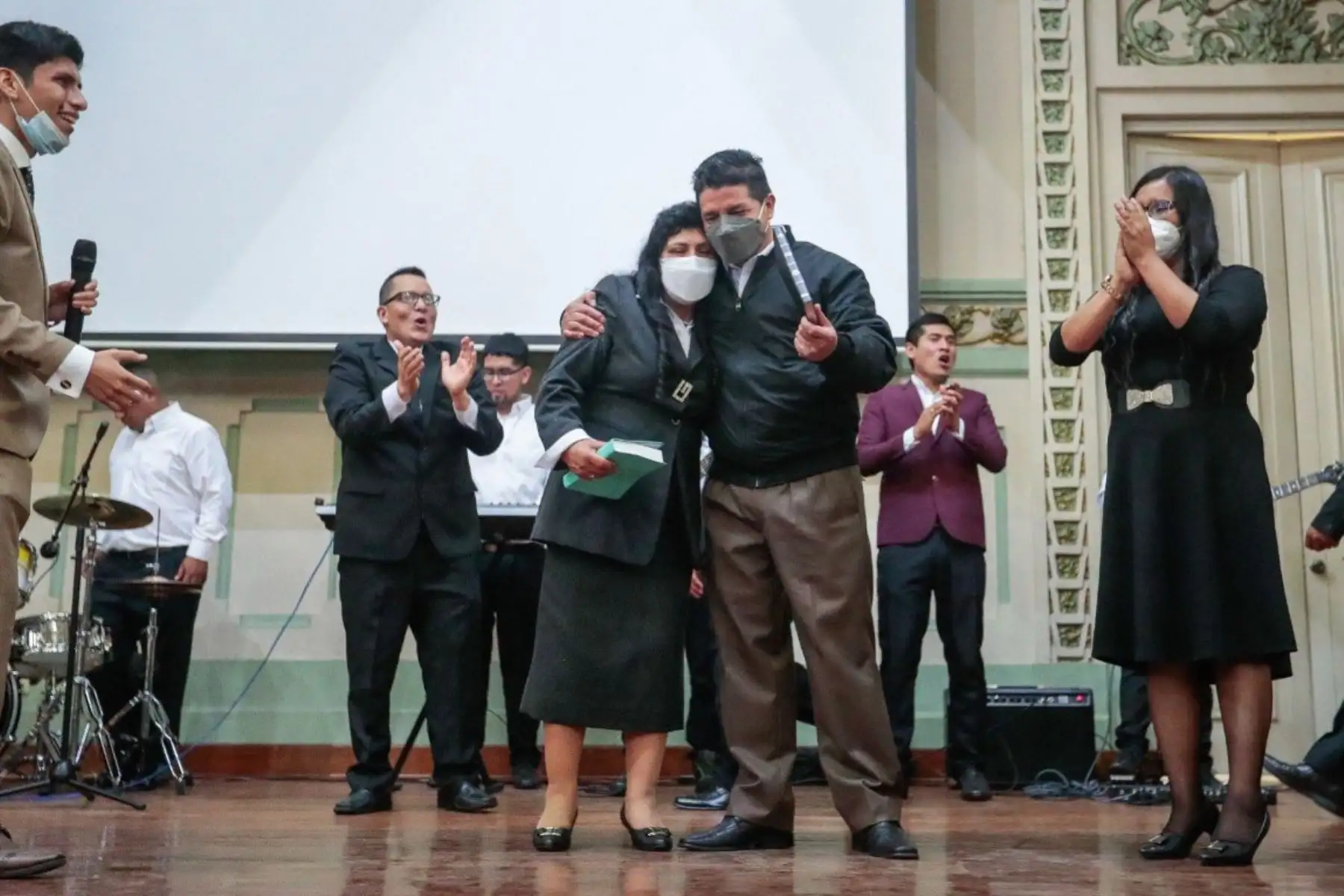 En las imágenes se puede apreciar a la familia presidencial participando del acto litúrgico, además de abrazos y lecturas de oración. Foto: Presidencia