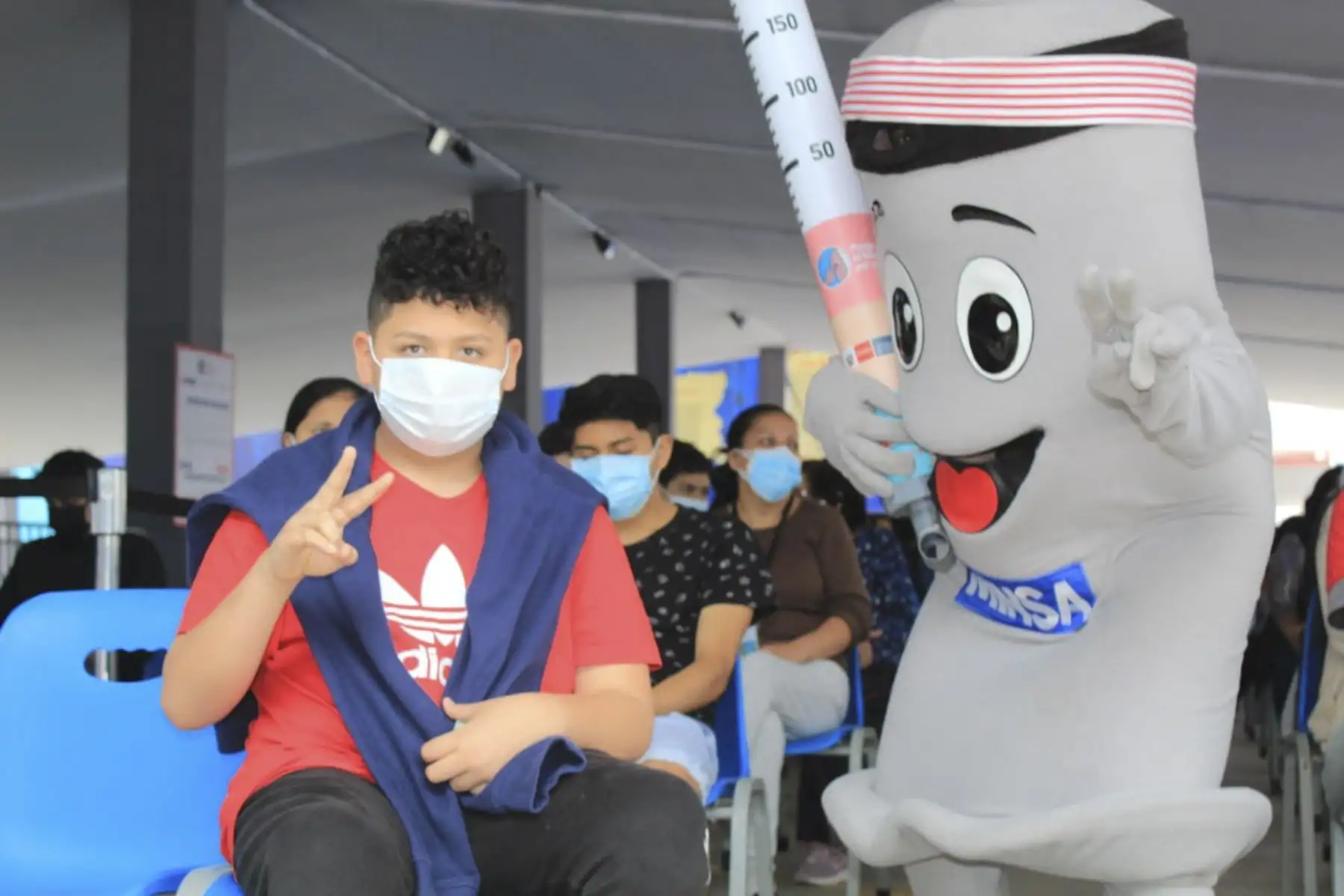 Así se vive el Vacuna Fest Navideño del colegio Alfredo Bonifaz del Rímac. Los rímenses de 12 años a más llegan para recibir su primera, segunda y su dosis refuerzo protegerse contra la covid-19. Foto: Minsa