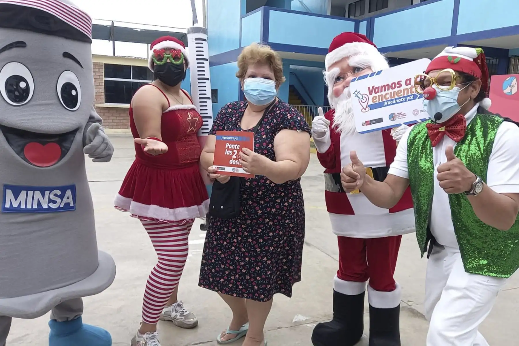 Así se vive el Vacuna Fest Navideño del colegio Alfredo Bonifaz del Rímac. Los rímenses de 12 años a más llegan para recibir su primera, segunda y su dosis refuerzo protegerse contra la covid-19. Foto: Minsa