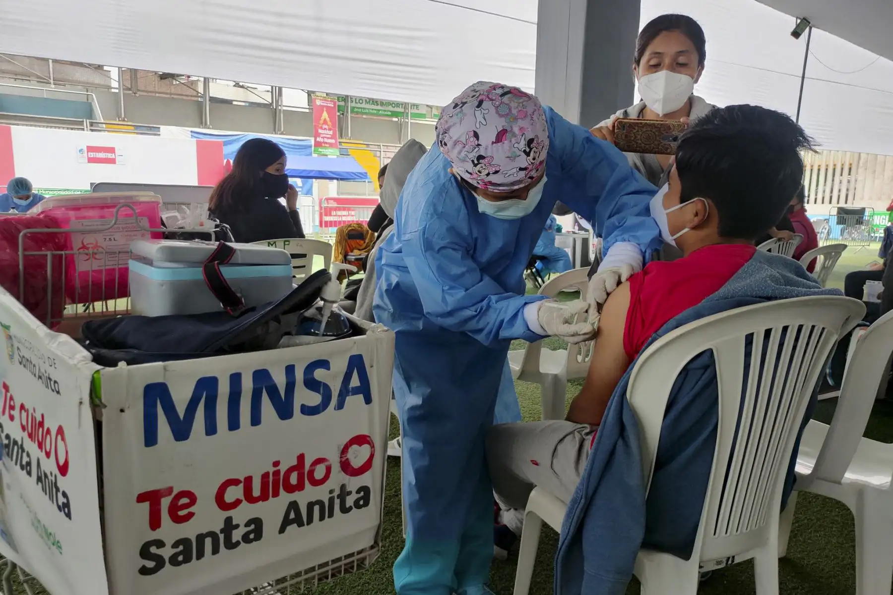 El espíritu navideño llegó al Estadio Chancas de Andahuaylas de Santa Anita con el Vacuna Fest Navideño. Foto: Minsa