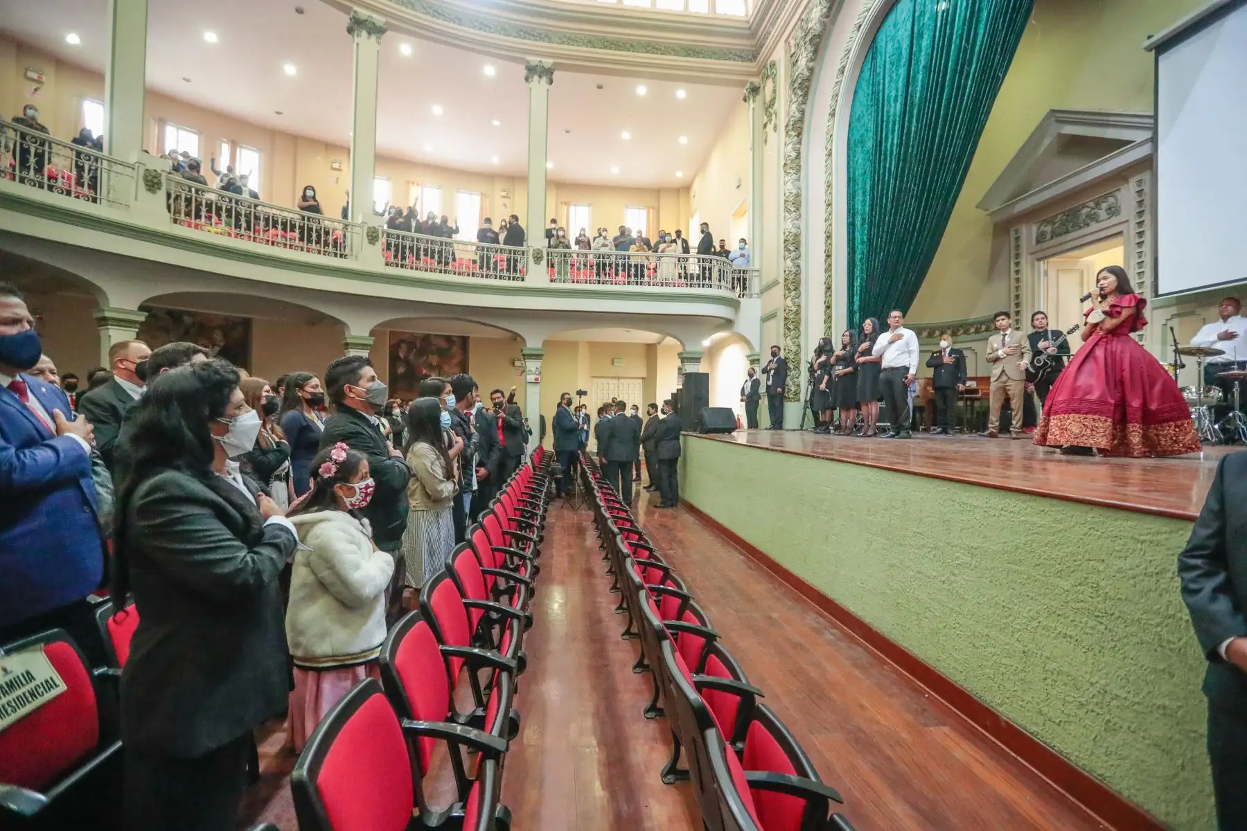 El presidente Pedro Castillo, junto a su familia, participa del culto del Bicentenario que congrega a iglesias y misiones evangélicas del país. Foto: ANDINA/Prensa Presidencia