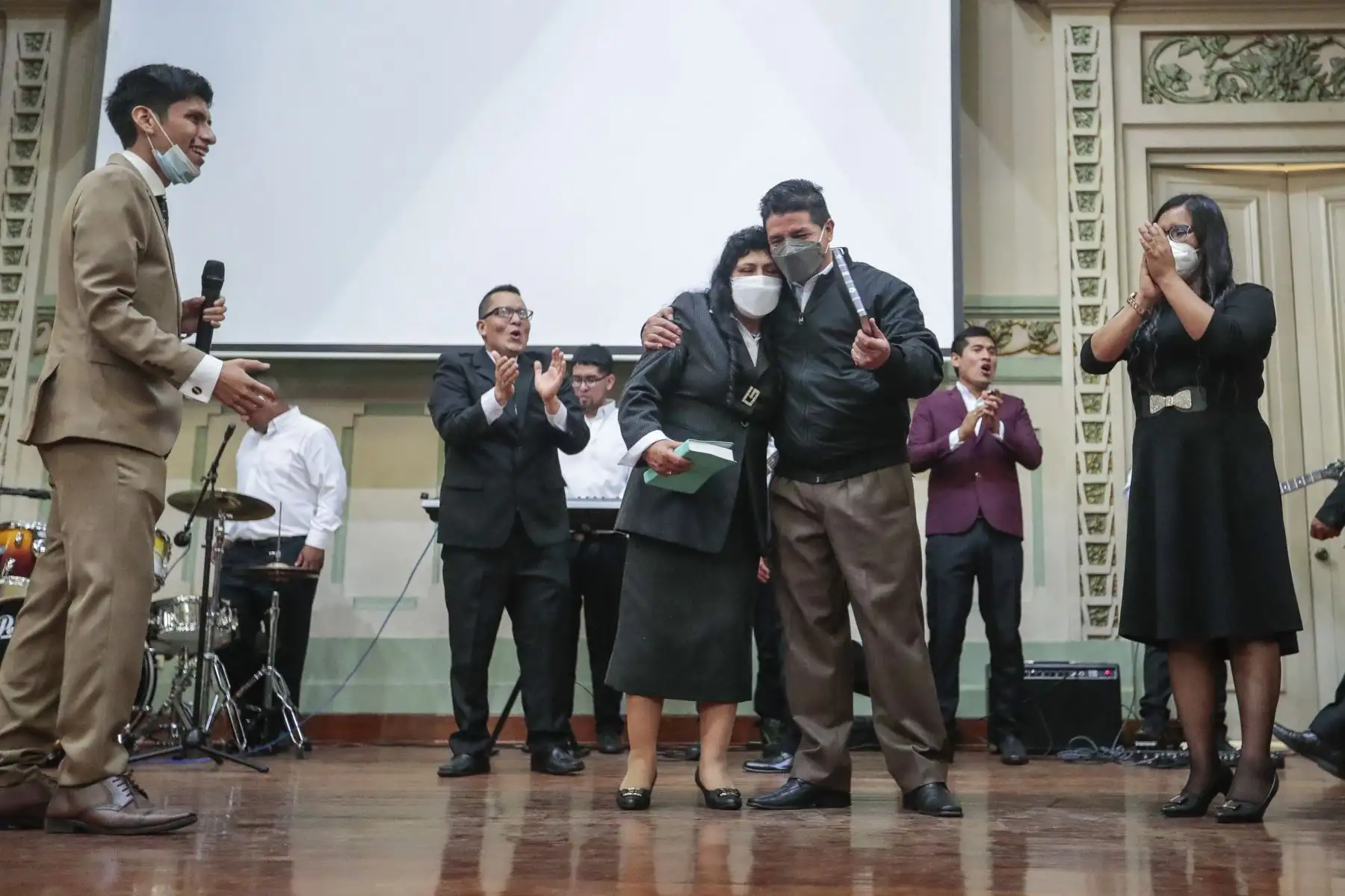 El presidente Pedro Castillo, junto a su familia, participa del culto del Bicentenario que congrega a iglesias y misiones evangélicas del país. Foto: ANDINA/Prensa Presidencia