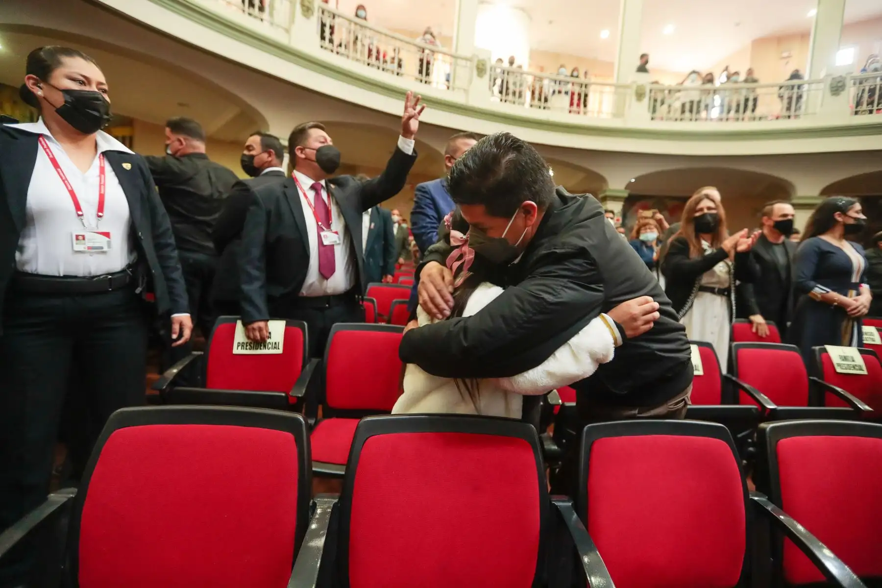 El presidente Pedro Castillo, junto a su familia, participa del culto del Bicentenario que congrega a iglesias y misiones evangélicas del país. Foto: ANDINA/Prensa Presidencia