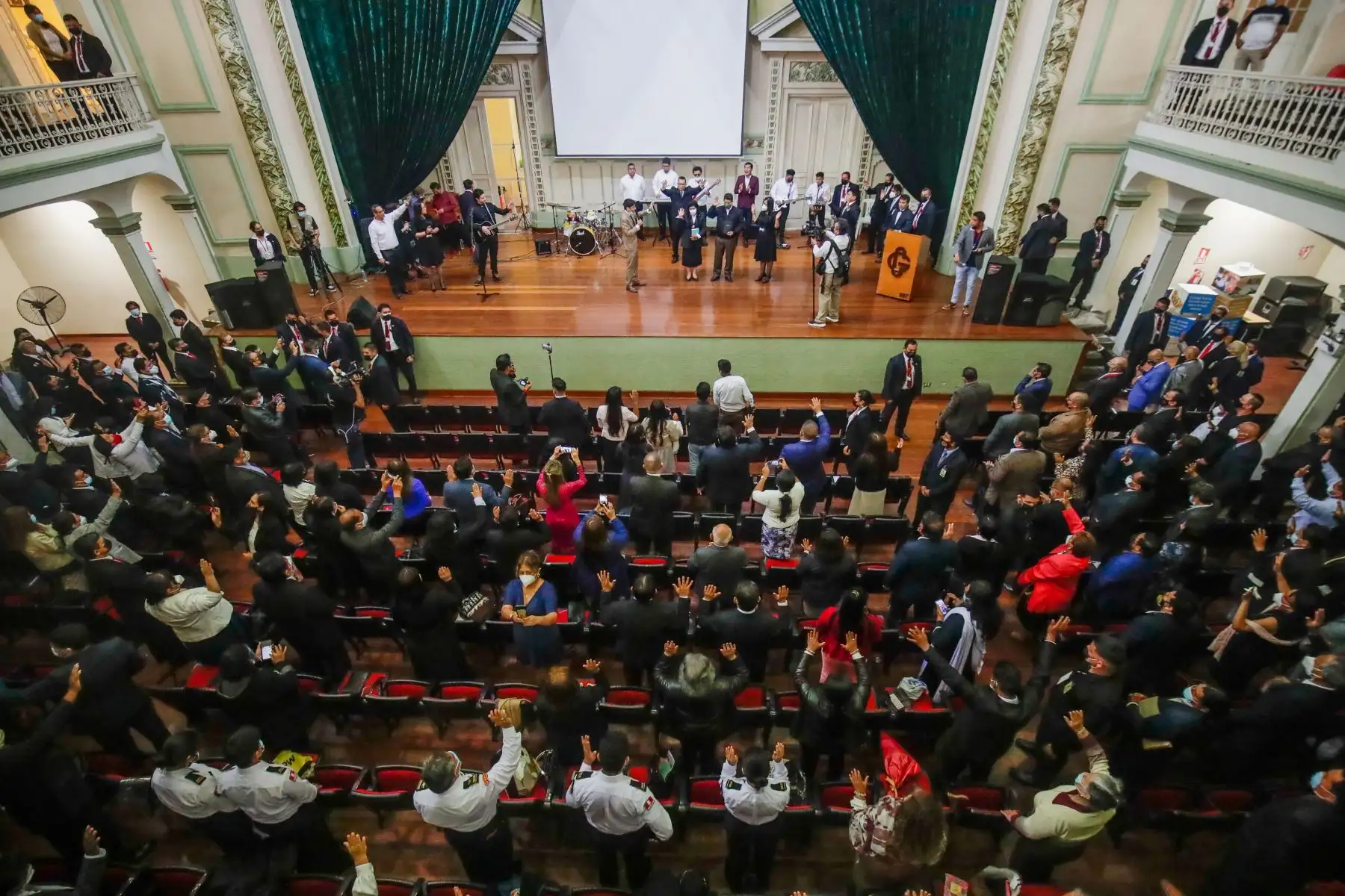 El presidente Pedro Castillo, junto a su familia, participa del culto del Bicentenario que congrega a iglesias y misiones evangélicas del país. Foto: ANDINA/Prensa Presidencia