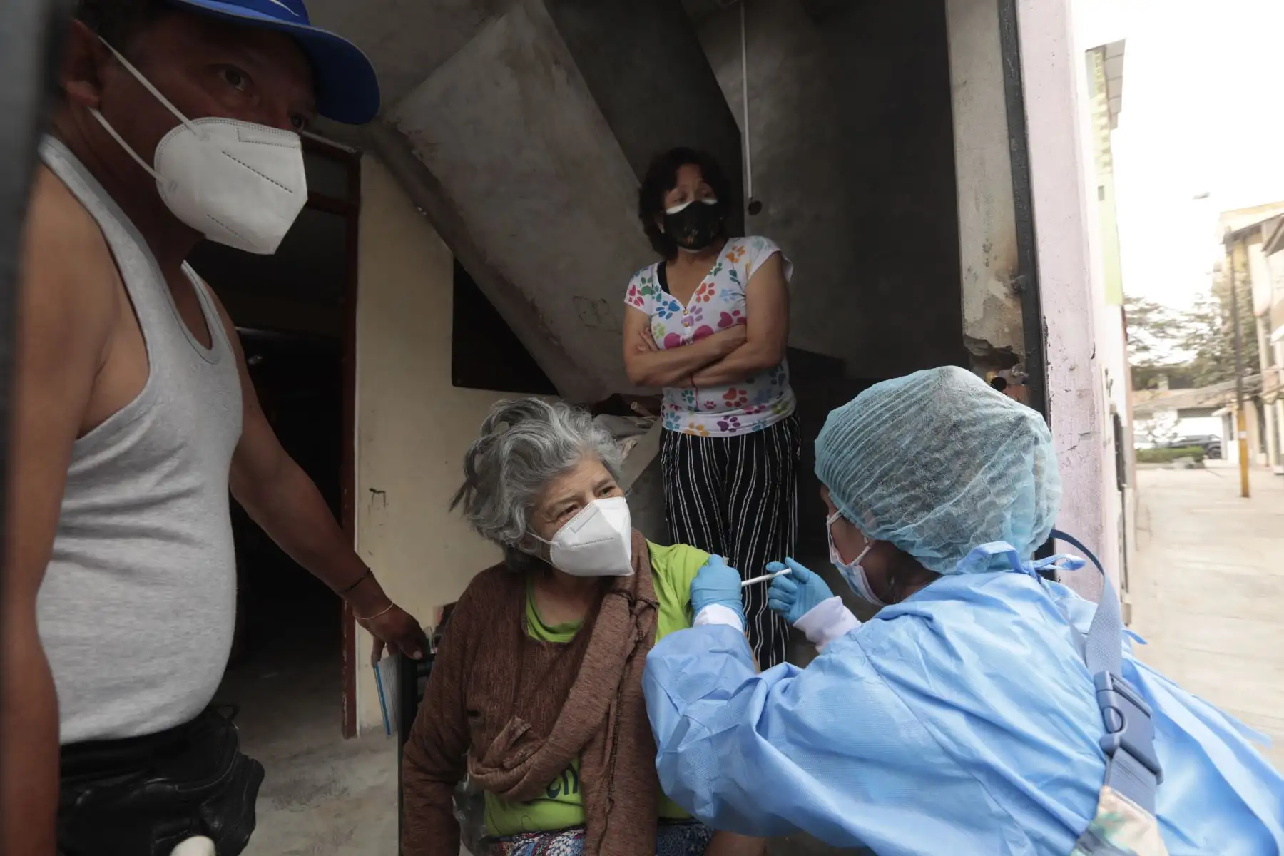 A la Urb. Grumete Medina de Ate llegan las brigadas de salud para intervenir casa por casa con vacunación contra la covid-19 y pruebas moleculares. Foto: Minsa