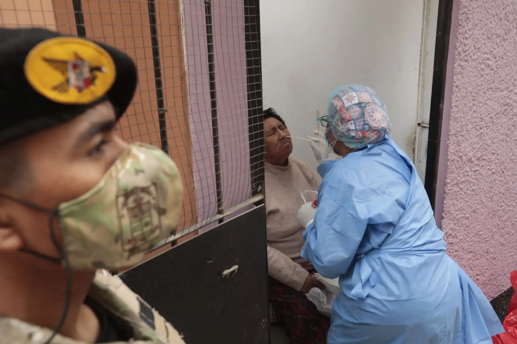 A la Urb. Grumete Medina de Ate llegan las brigadas de salud para intervenir casa por casa con vacunación contra la covid-19 y pruebas moleculares. Foto: Minsa