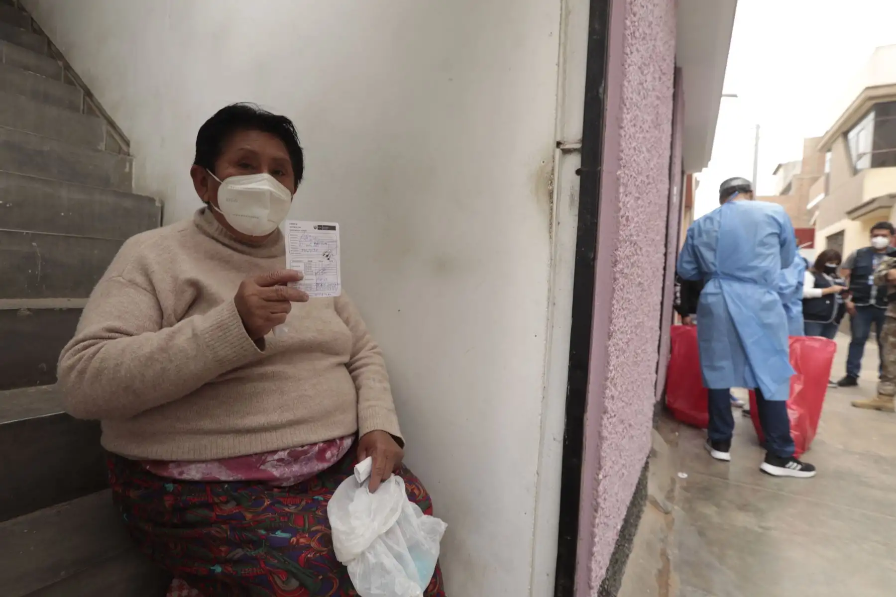 A la Urb. Grumete Medina de Ate llegan las brigadas de salud para intervenir casa por casa con vacunación contra la covid-19 y pruebas moleculares. Foto: Minsa