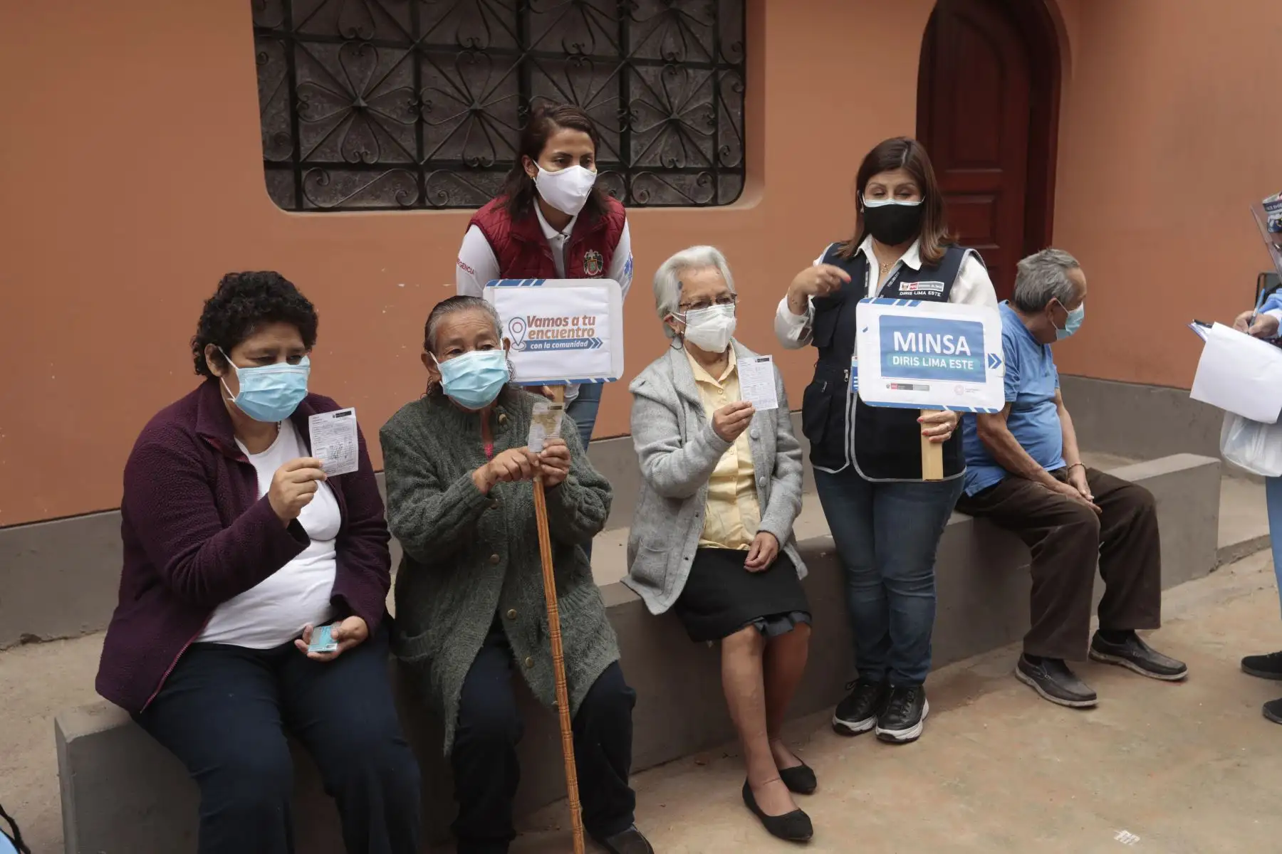 A la Urb. Grumete Medina de Ate llegan las brigadas de salud para intervenir casa por casa con vacunación contra la covid-19 y pruebas moleculares. Foto: Minsa