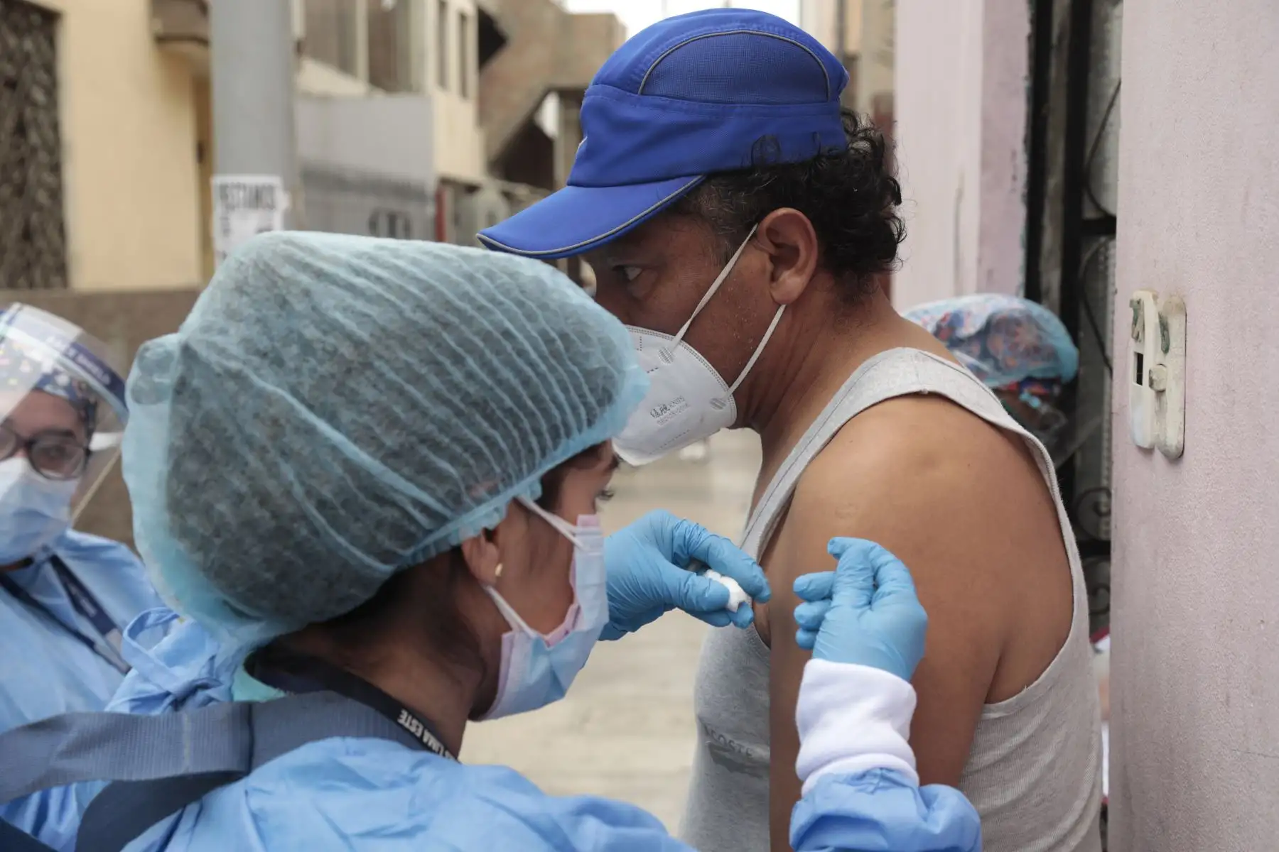 A la Urb. Grumete Medina de Ate llegan las brigadas de salud para intervenir casa por casa con vacunación contra la covid-19 y pruebas moleculares. Foto: Minsa