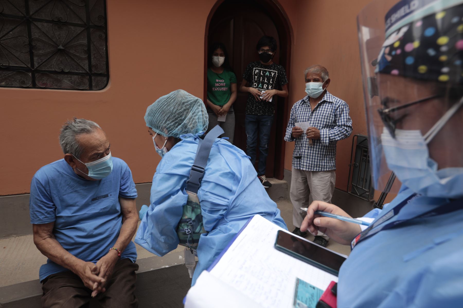 A la Urb. Grumete Medina de Ate llegan las brigadas de salud para intervenir casa por casa con vacunación contra la covid-19 y pruebas moleculares. Foto: Minsa