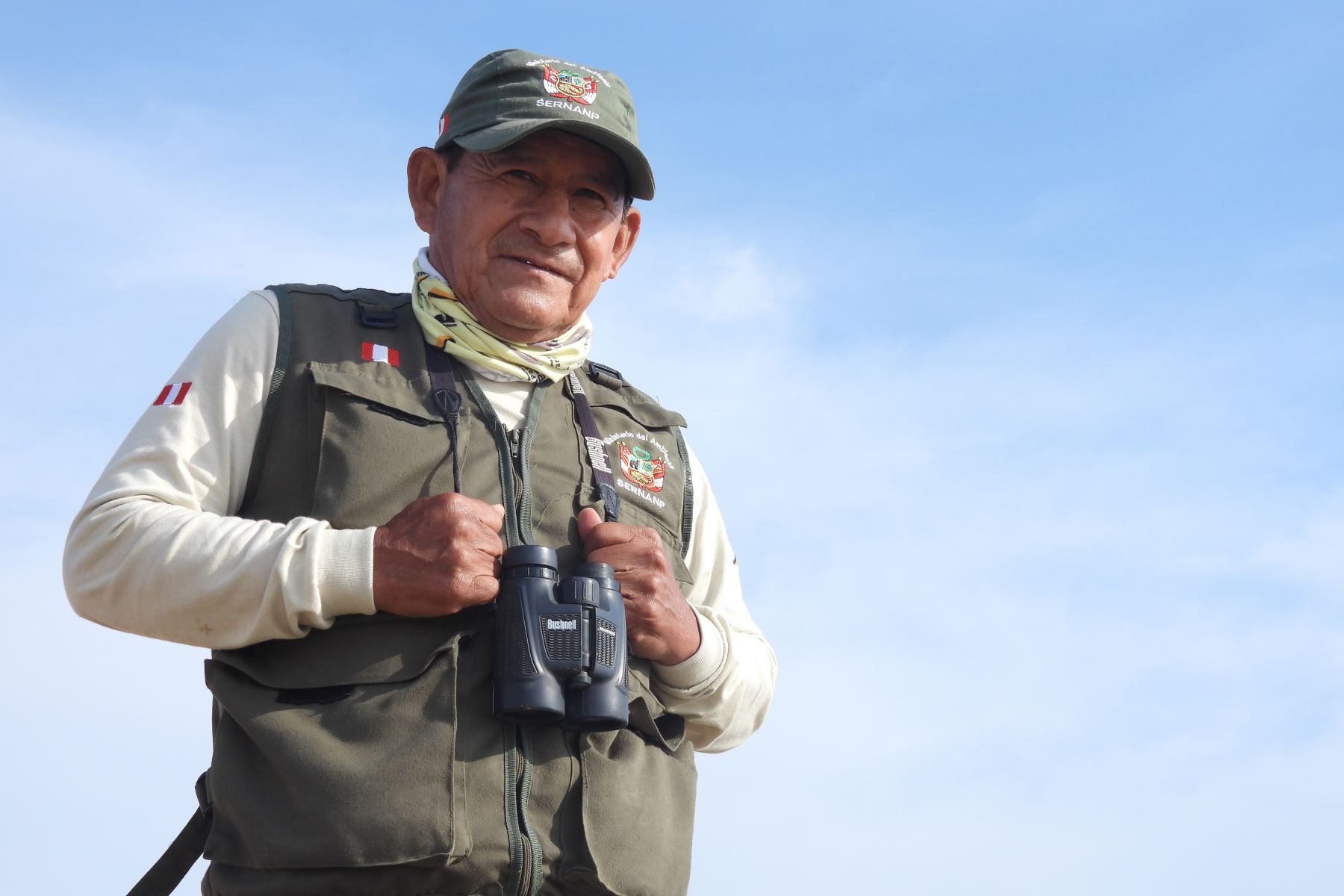 Eduardo Huamán Yataco ha cumplido cuatro años como guardaparque de la Reserva Nacional de Paracas, y es uno de los 714 que tiene el Sernanp para proteger las 96 áreas naturales protegidas que tiene a su cargo. ANDINA/ Sernanp