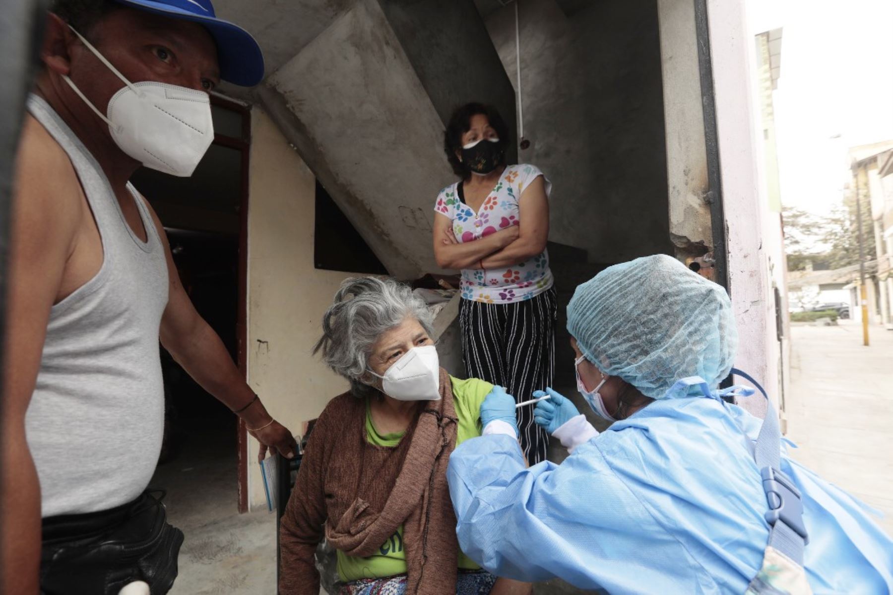 Covid-19: brigadas de salud llegan a Ate Vitarte para vacunar casa por casa. Foto: ANDINA/Difusión.