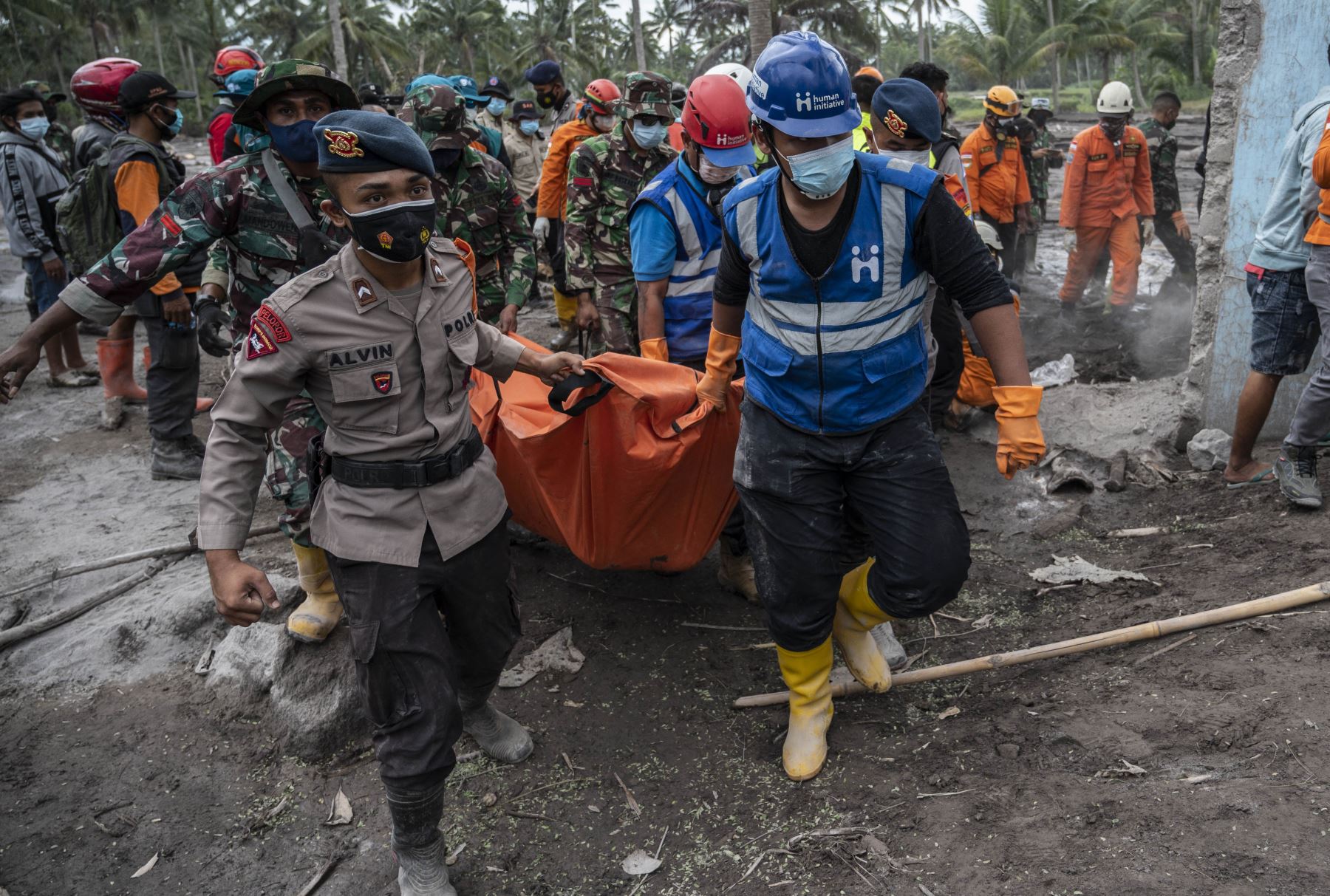 Los equipos de rescate se llevan el cuerpo de una víctima en la aldea de Sumber Wuluh en Lumajang, después de la erupción del volcán Semeru que mató al menos a 14 personas. Foto: AFP
