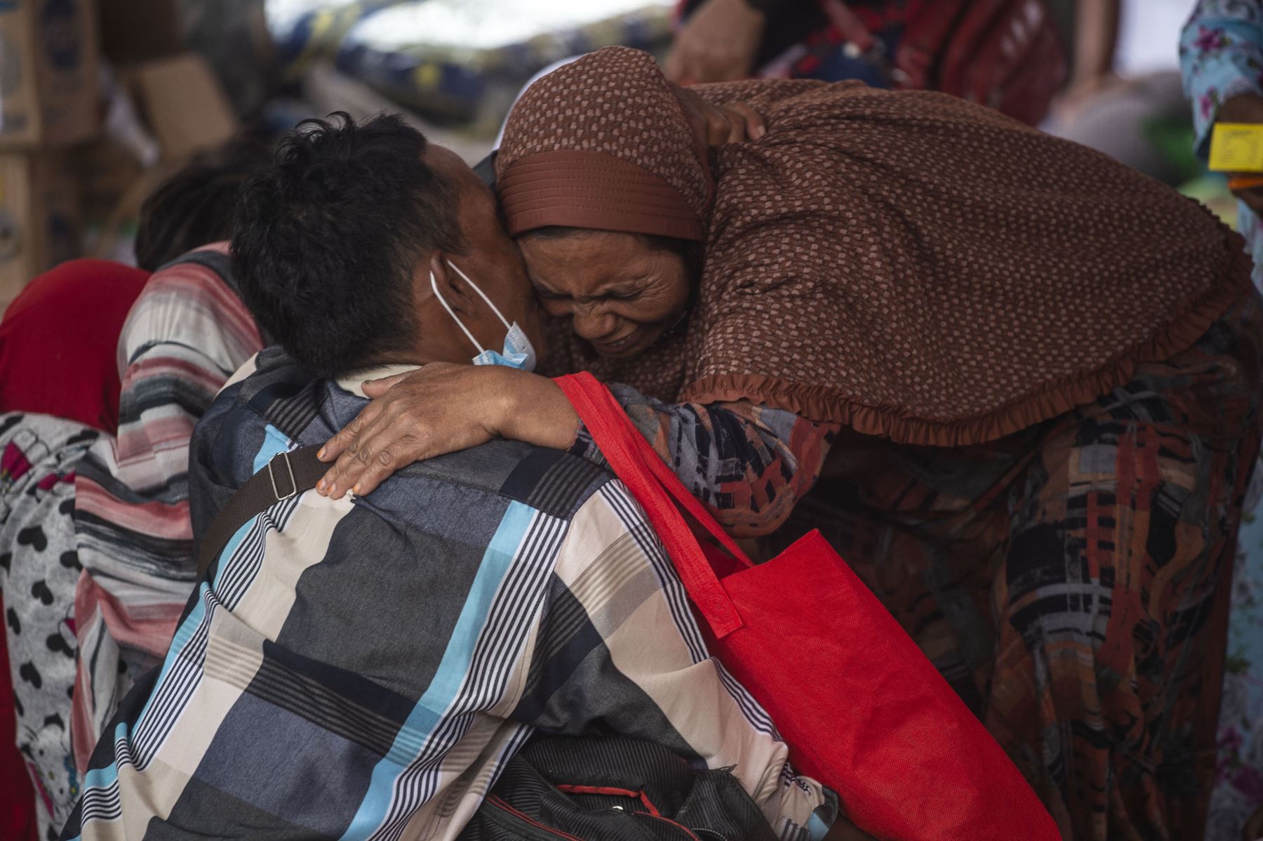 Los aldeanos se reúnen en un refugio improvisado en la aldea de Sumber Wuluh en Lumajang el 6 de diciembre de 2021, después de la erupción del volcán Semeru que mató al menos a 15 personas. Foto: AFP