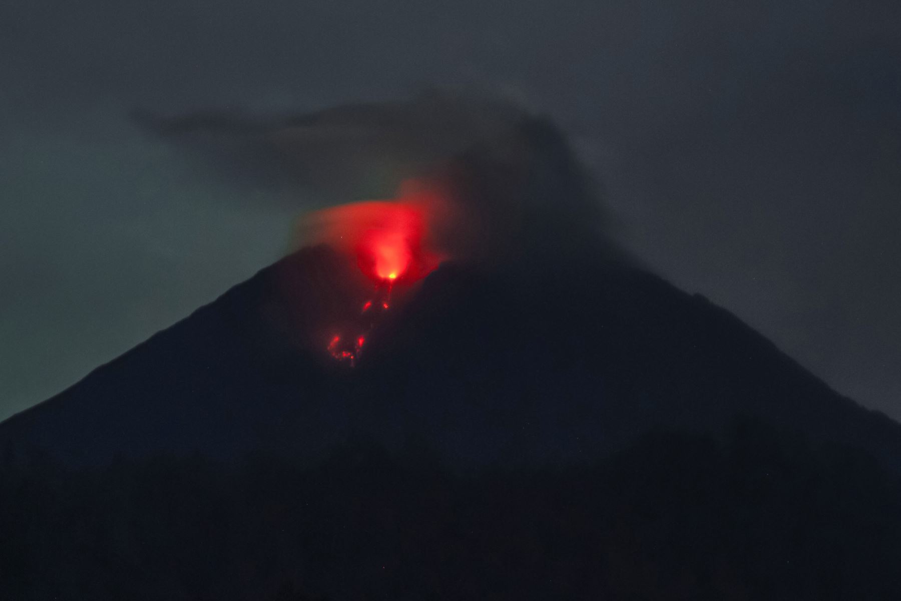 El monte Semeru arroja lava como se muestra en la aldea de Sumber Wuluh en Lumajang el 6 de diciembre de 2021, después de una erupción que supuestamente mató al menos a 14 personas. Foto: AFP