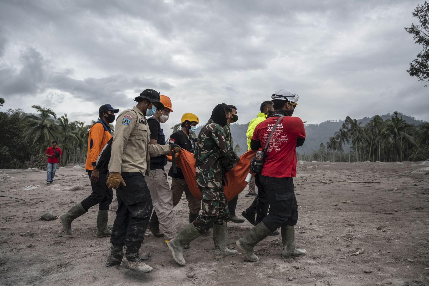 Los equipos de rescate se llevan el cuerpo de una víctima en la aldea de Sumber Wuluh en Lumajang el 6 de diciembre de 2021, después de la erupción del volcán Semeru que mató al menos a 14 personas. Foto: AFP