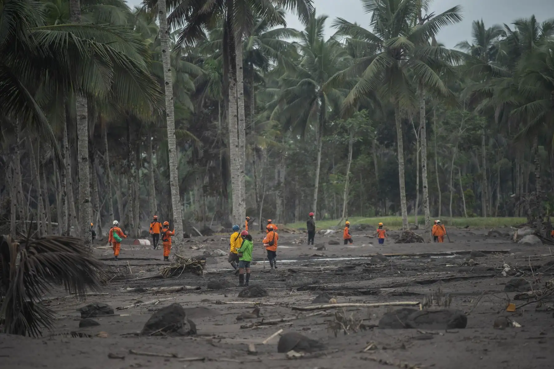 Los equipos de rescate buscan sobrevivientes en la aldea de Sumber Wuluh en Lumajang el 6 de diciembre de 2021, luego de una erupción volcánica del Monte Semeru que mató al menos a 14 personas. Foto: AFP