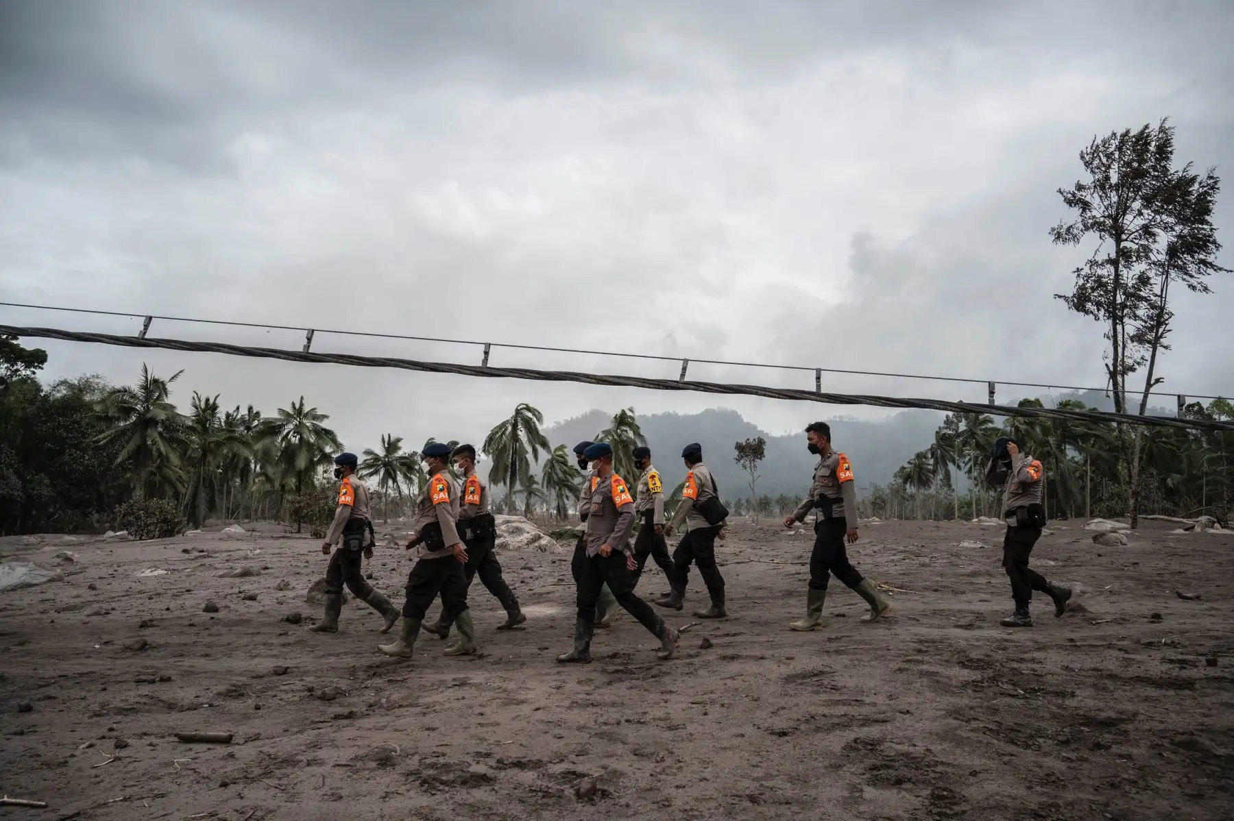 Los equipos de rescate buscan sobrevivientes en la aldea de Sumber Wuluh en Lumajang el 6 de diciembre de 2021, luego de una erupción volcánica del Monte Semeru que mató al menos a catorce personas. Foto: AFP