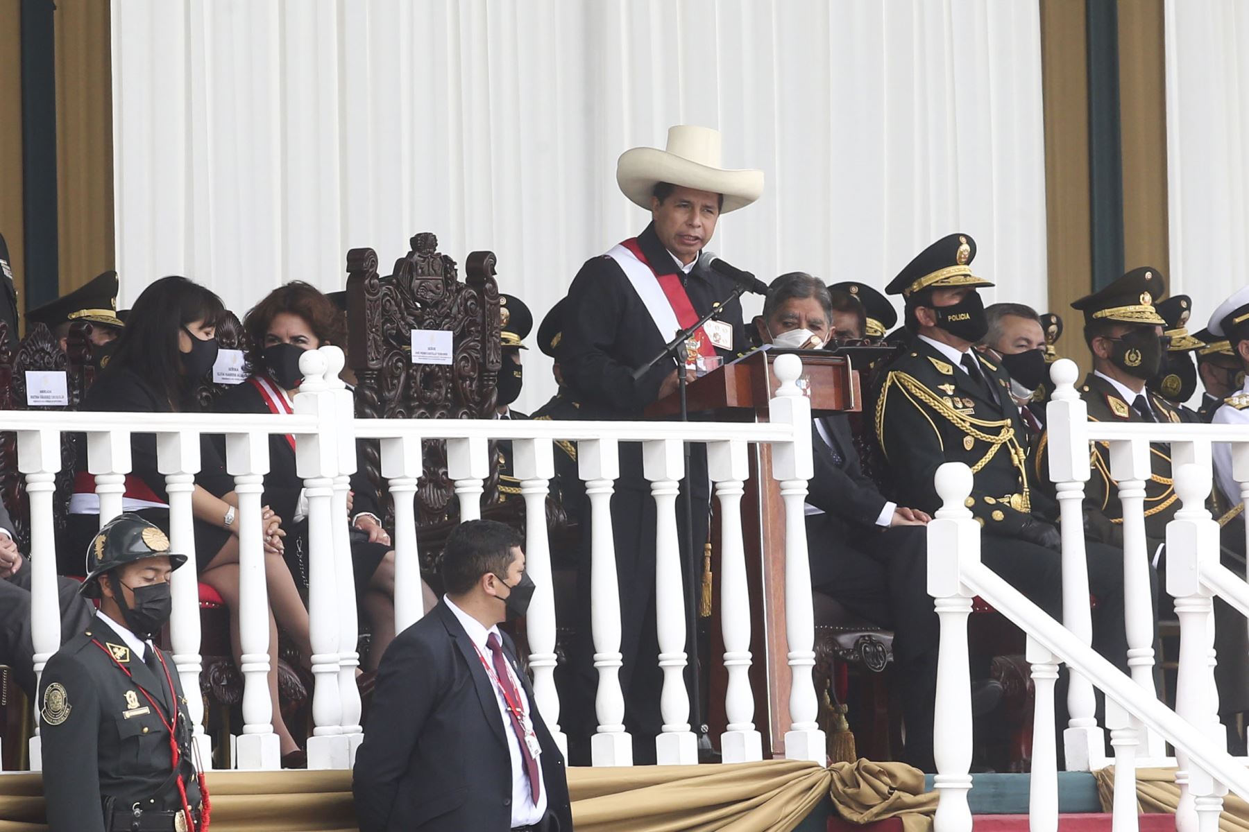 Jefe de Estado, Pedro Castillo, acompañado del ministro del interior y el comandante de la Policía Nacional del Perú participan de la ceremonia por el Trigésimo Tercer Aniversario de la creación de la Policía Nacional del Perú. Foto: ANDINA/Vidal Tarqui