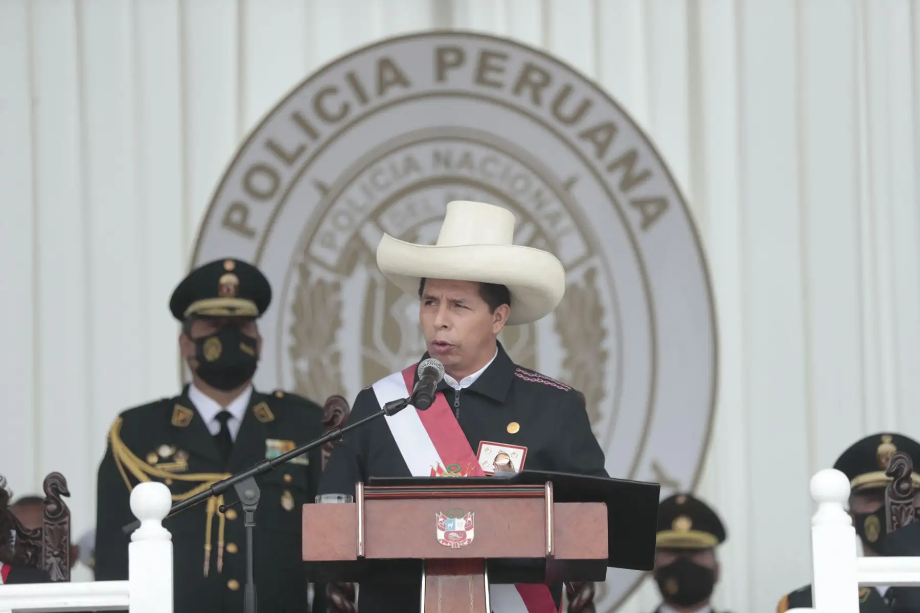 Jefe de Estado, Pedro Castillo, acompañado del ministro del interior y el comandante de la Policía Nacional del Perú participaron de la ceremonia por el Trigésimo Tercer Aniversario de la creación de la Policía Nacional del Perú. Foto: ANDINA/Presidencia Perú