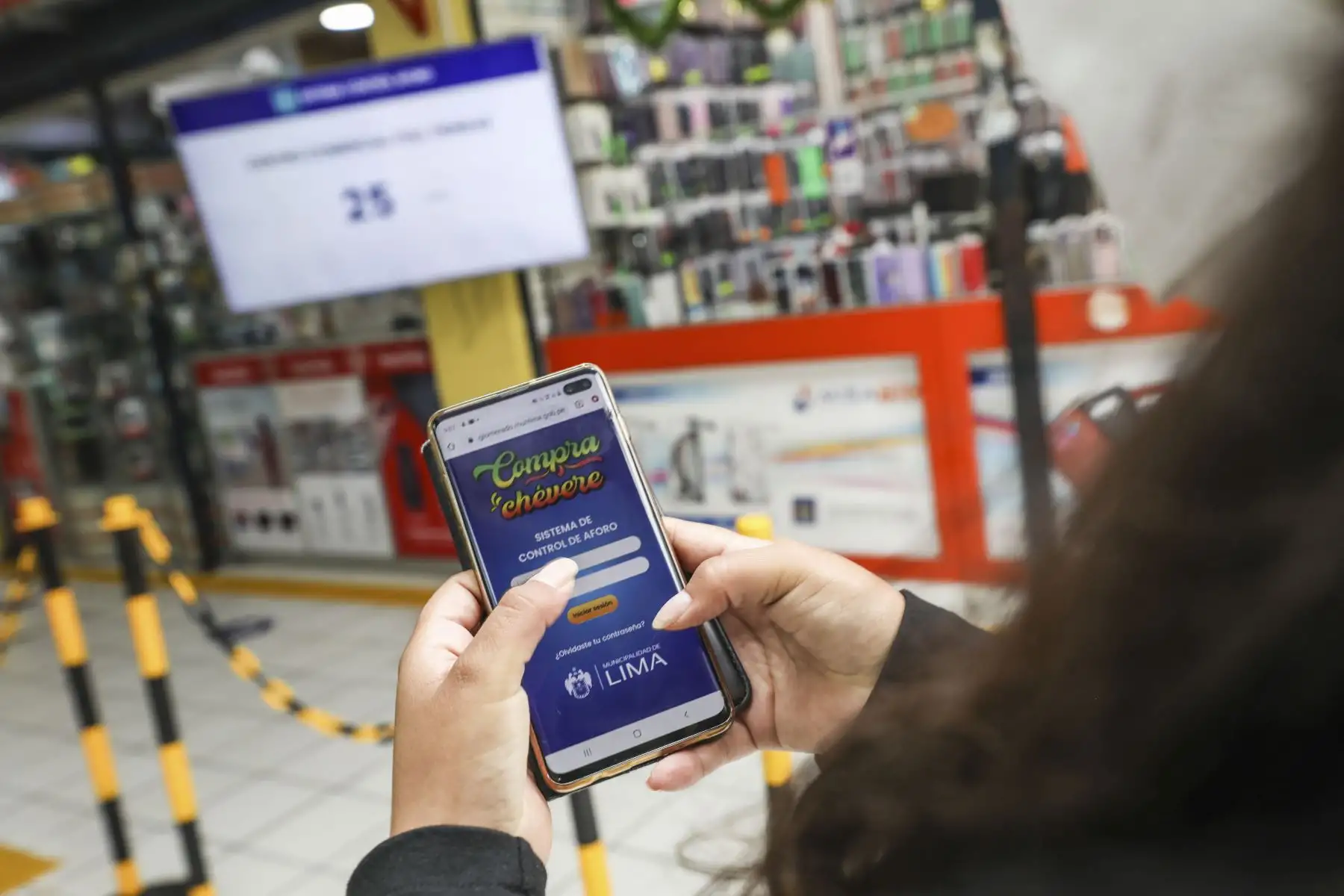 La Municipalidad de Lima presenta la app móvil Compra Chévere, que permitirá a las galerías de Mesa Redonda controlar el aforo de manera sencilla y en tiempo real, a fin de garantizar espacios seguros y libres de aglomeraciones. Foto: ANDINA/Municipalidad de Lima