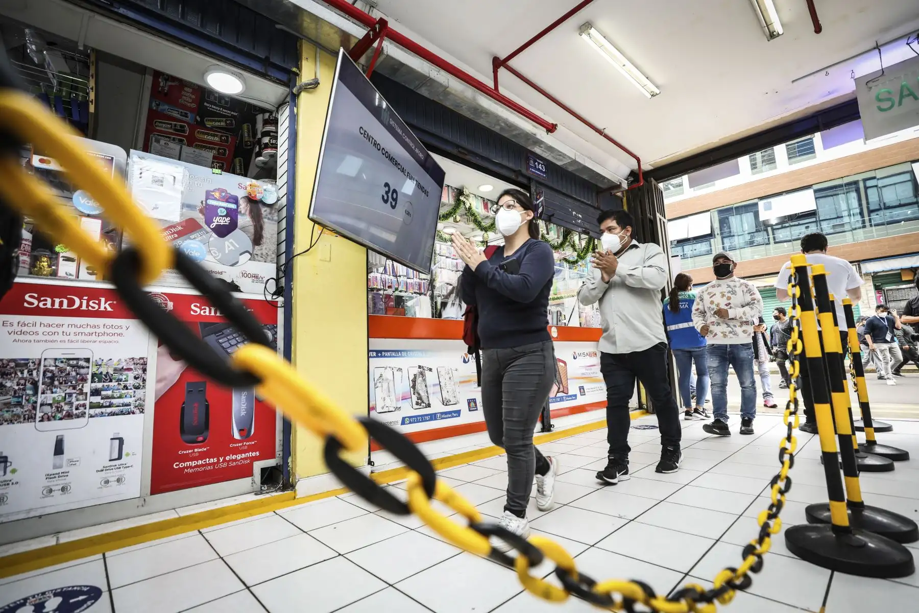 La Municipalidad de Lima presenta la app móvil Compra Chévere, que permitirá a las galerías de Mesa Redonda controlar el aforo de manera sencilla y en tiempo real, a fin de garantizar espacios seguros y libres de aglomeraciones. Foto: ANDINA/Municipalidad de Lima