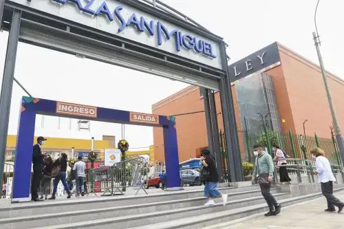 Compras en centros comerciales, centro comercial Salaverry, centro comercial Plaza San Miguel, carnet de vacunación para ingreso a los centros comerciales. Foto: ANDINA/Jhonel Rodriguez