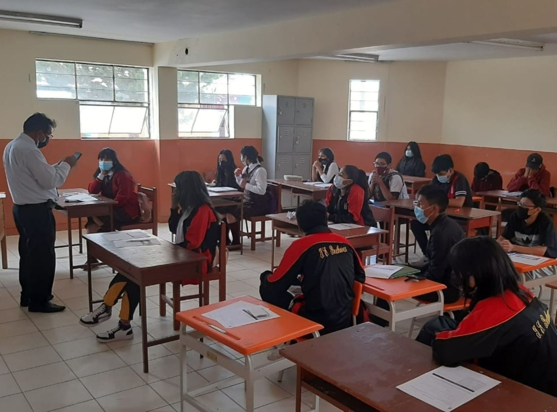 Excelente noticia: 25,000 escolares de Arequipa ya asisten a clases semipresenciales