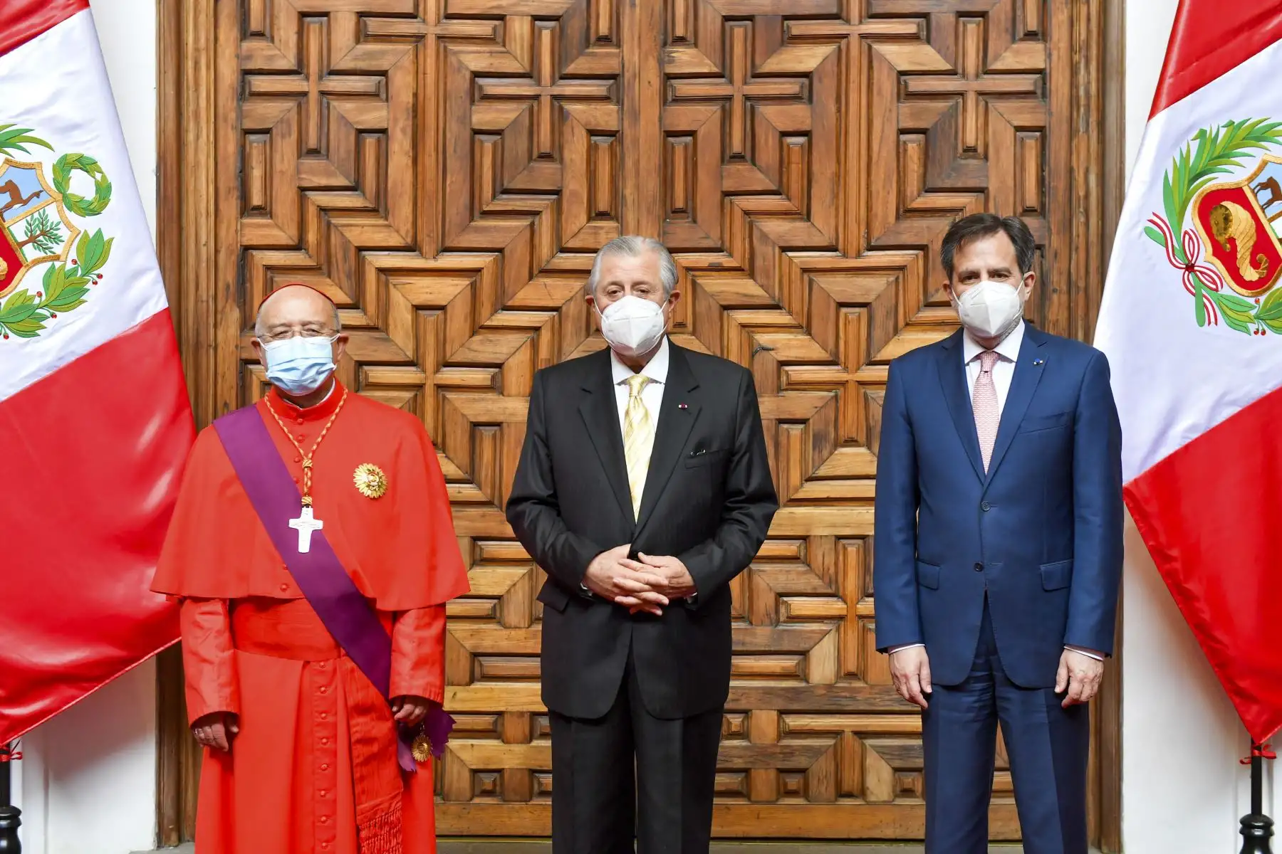En una ceremonia desarrollada en el Palacio de Torre Tagle, el ministro de Relaciones Exteriores, Oscar Maúrtua de Romaña, condecoró al cardenal Pedro Barreto Jimeno, con la Orden “El Sol del Perú”, en el Grado de “Gran Cruz”. Foto: ANDINA/Cancilleria