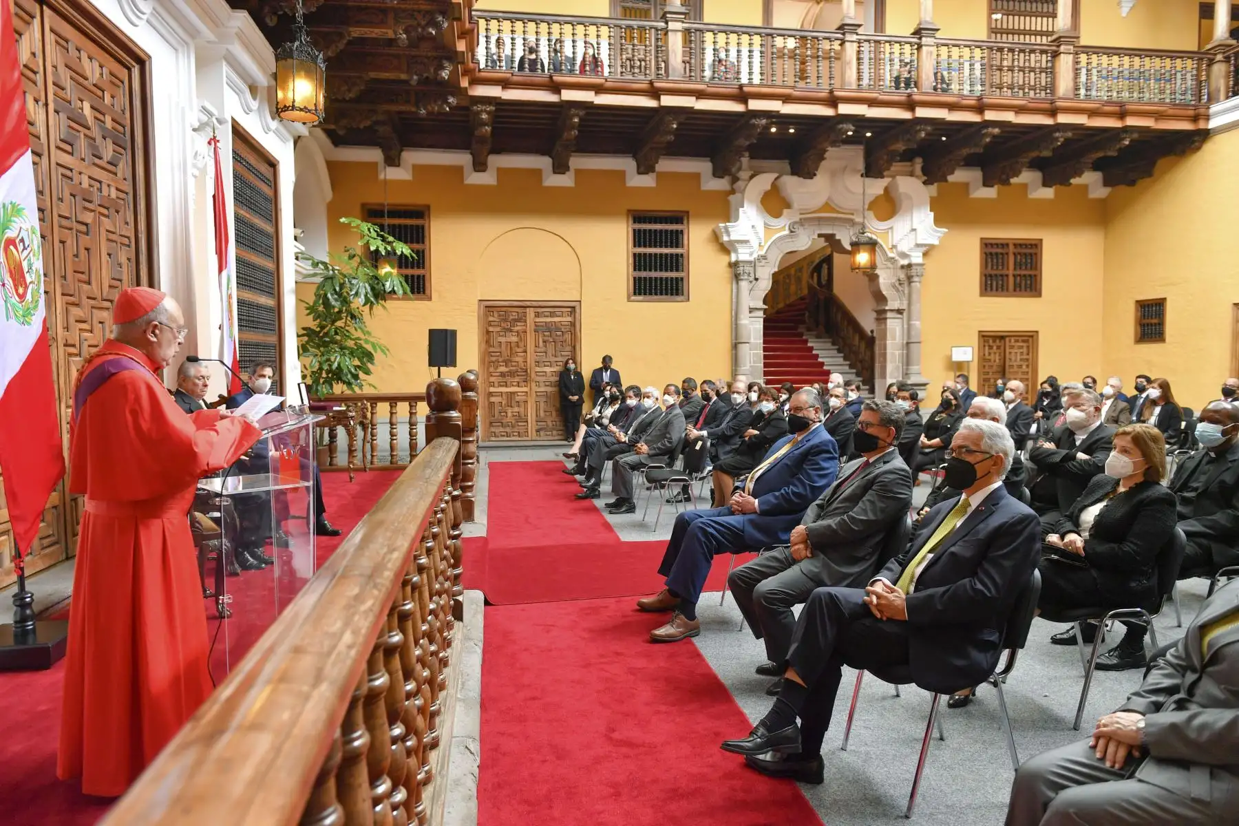 En una ceremonia desarrollada en el Palacio de Torre Tagle, el ministro de Relaciones Exteriores, Oscar Maúrtua de Romaña, condecoró al cardenal Pedro Barreto Jimeno, con la Orden “El Sol del Perú”, en el Grado de “Gran Cruz”. Foto: ANDINA/Cancilleria