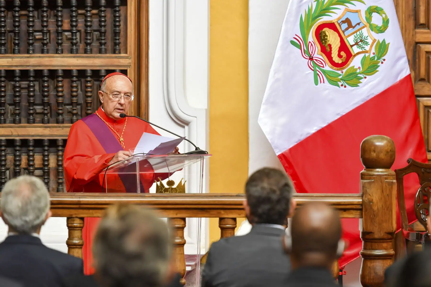 En una ceremonia desarrollada en el Palacio de Torre Tagle, el ministro de Relaciones Exteriores, Oscar Maúrtua de Romaña, condecoró al cardenal Pedro Barreto Jimeno, con la Orden “El Sol del Perú”, en el Grado de “Gran Cruz”. Foto: ANDINA/Cancilleria
