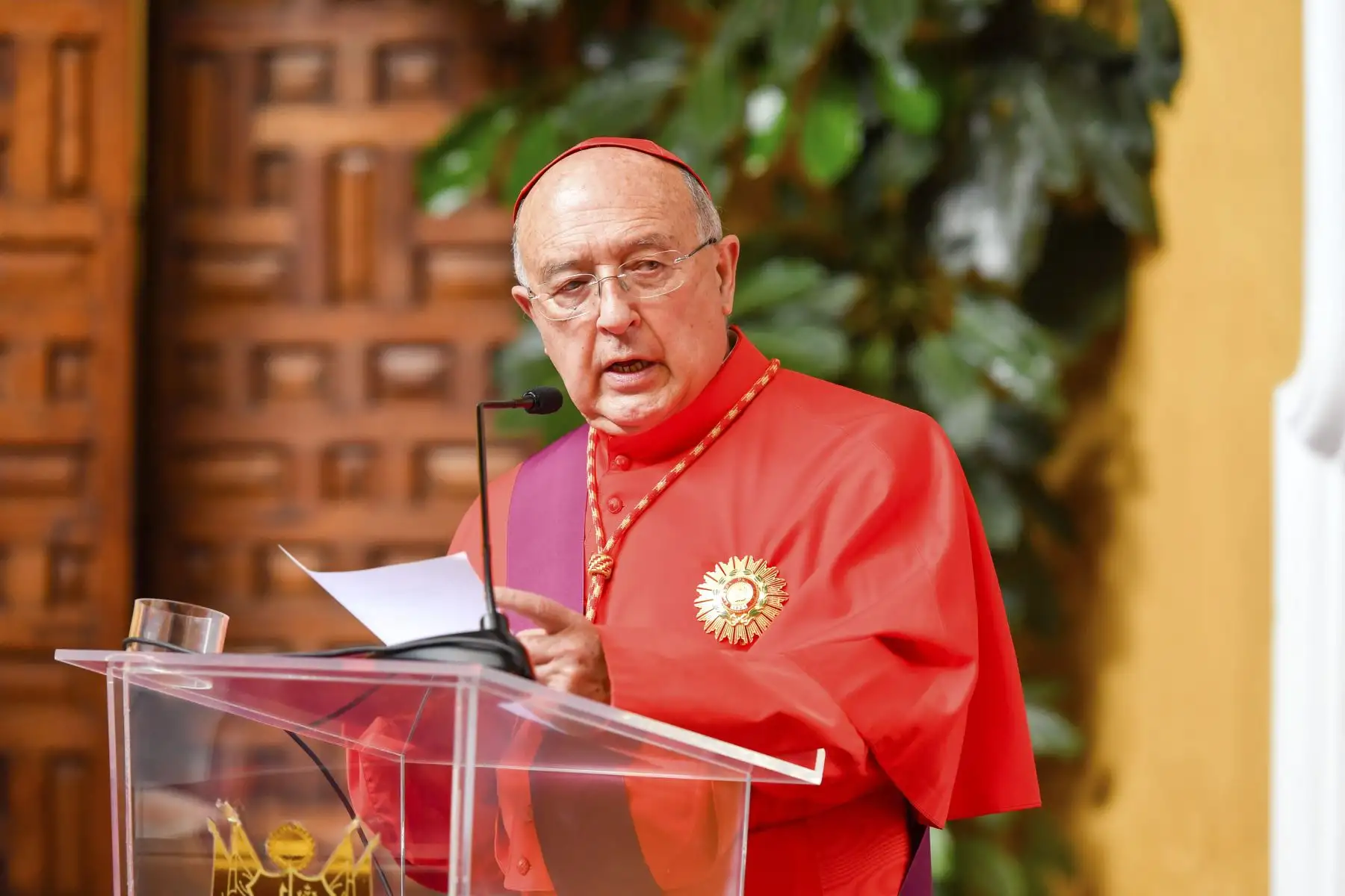 En una ceremonia desarrollada en el Palacio de Torre Tagle, el ministro de Relaciones Exteriores, Oscar Maúrtua de Romaña, condecoró al cardenal Pedro Barreto Jimeno, con la Orden “El Sol del Perú”, en el Grado de “Gran Cruz”. Foto: ANDINA/Cancilleria