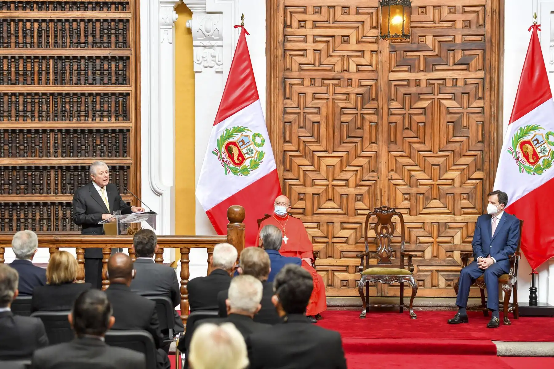En una ceremonia desarrollada en el Palacio de Torre Tagle, el ministro de Relaciones Exteriores, Oscar Maúrtua de Romaña, condecoró al cardenal Pedro Barreto Jimeno, con la Orden “El Sol del Perú”, en el Grado de “Gran Cruz”. Foto: ANDINA/Cancilleria