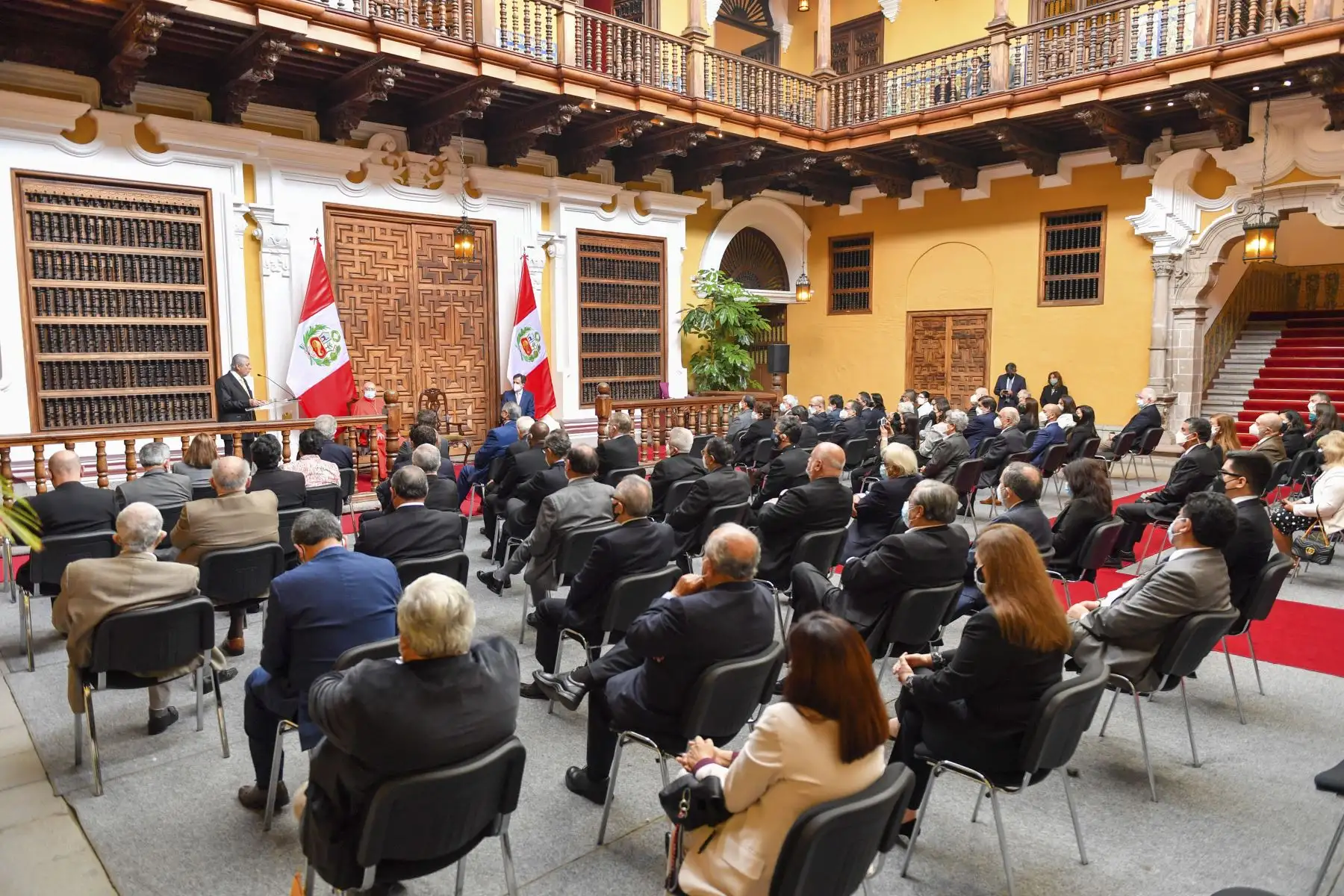 En una ceremonia desarrollada en el Palacio de Torre Tagle, el ministro de Relaciones Exteriores, Oscar Maúrtua de Romaña, condecoró al cardenal Pedro Barreto Jimeno, con la Orden “El Sol del Perú”, en el Grado de “Gran Cruz”. Foto: ANDINA/Cancilleria
