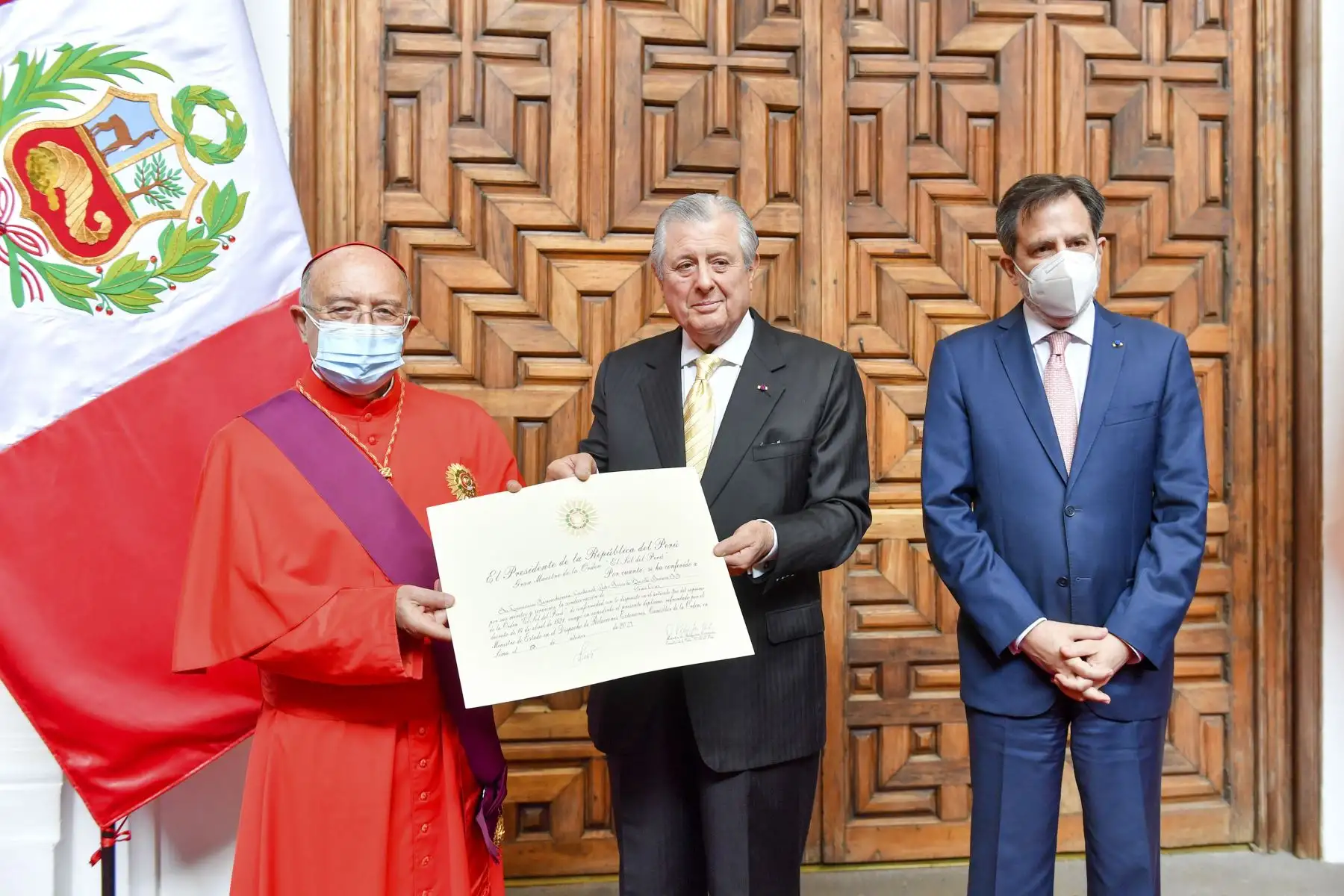 En una ceremonia desarrollada en el Palacio de Torre Tagle, el ministro de Relaciones Exteriores, Oscar Maúrtua de Romaña, condecoró al cardenal Pedro Barreto Jimeno, con la Orden “El Sol del Perú”, en el Grado de “Gran Cruz”. Foto: ANDINA/Cancilleria