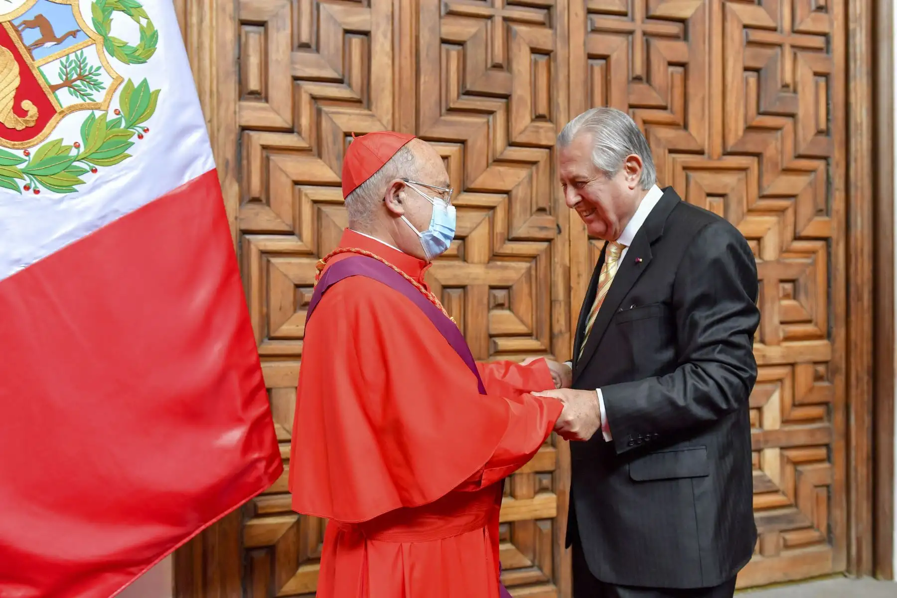 En una ceremonia desarrollada en el Palacio de Torre Tagle, el ministro de Relaciones Exteriores, Oscar Maúrtua de Romaña, condecoró al cardenal Pedro Barreto Jimeno, con la Orden “El Sol del Perú”, en el Grado de “Gran Cruz”. Foto: ANDINA/Cancilleria