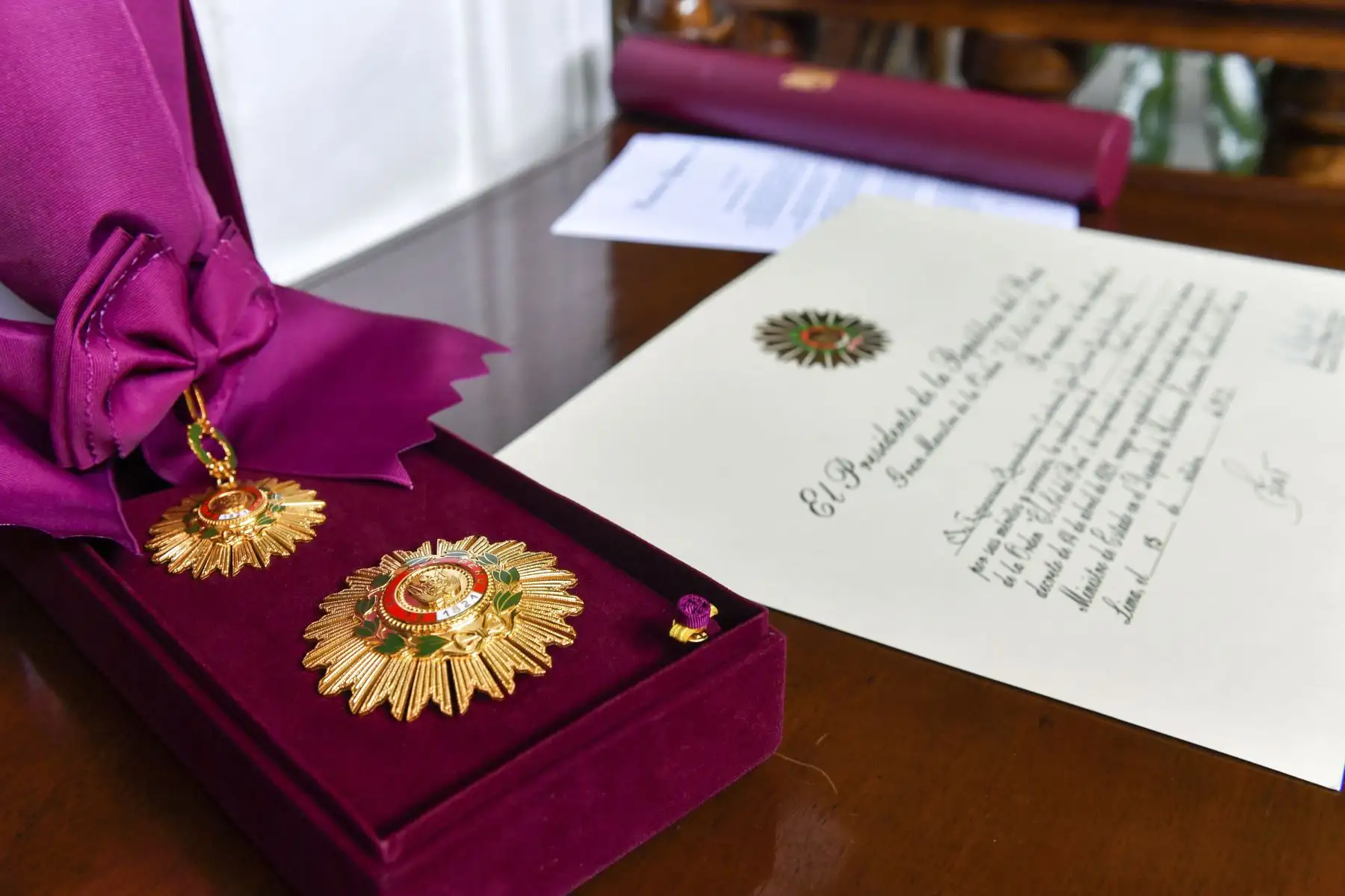 En una ceremonia desarrollada en el Palacio de Torre Tagle, el ministro de Relaciones Exteriores, Oscar Maúrtua de Romaña, condecoró al cardenal Pedro Barreto Jimeno, con la Orden “El Sol del Perú”, en el Grado de “Gran Cruz”. Foto: ANDINA/Cancilleria