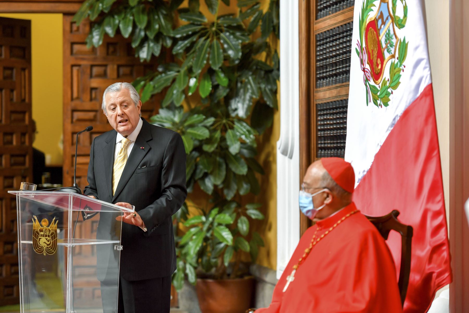 En una ceremonia desarrollada en el Palacio de Torre Tagle, el ministro de Relaciones Exteriores, Oscar Maúrtua de Romaña, condecoró al cardenal Pedro Barreto Jimeno, con la Orden “El Sol del Perú”, en el Grado de “Gran Cruz”. Foto: ANDINA/Cancilleria