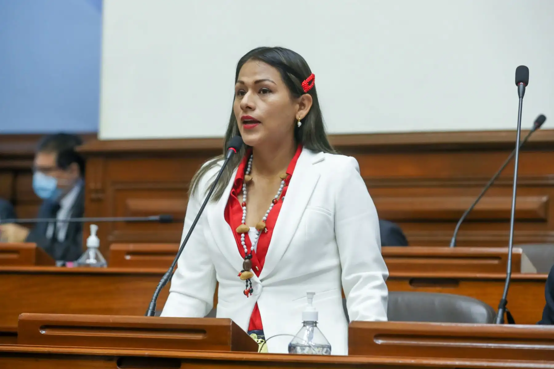 Juntos por el Perú anuncia proceso sumario a senadora Silvana Robles por incumplir acuerdo