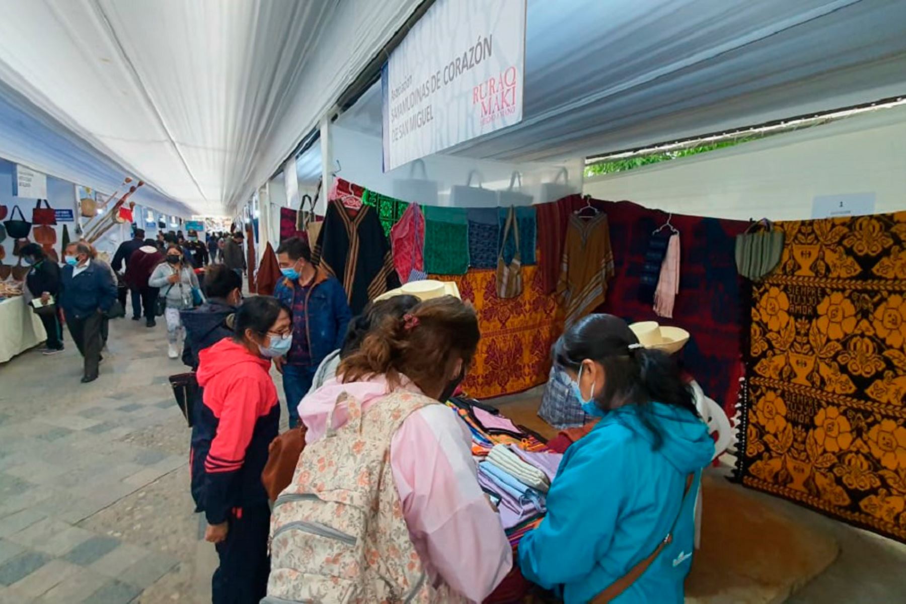 La exposición-venta Ruraq Maki se celebra en distintas regiones; la primera en estrenarse fue el mes pasado en Cajamarca. Foto: ANDINA/Mincul