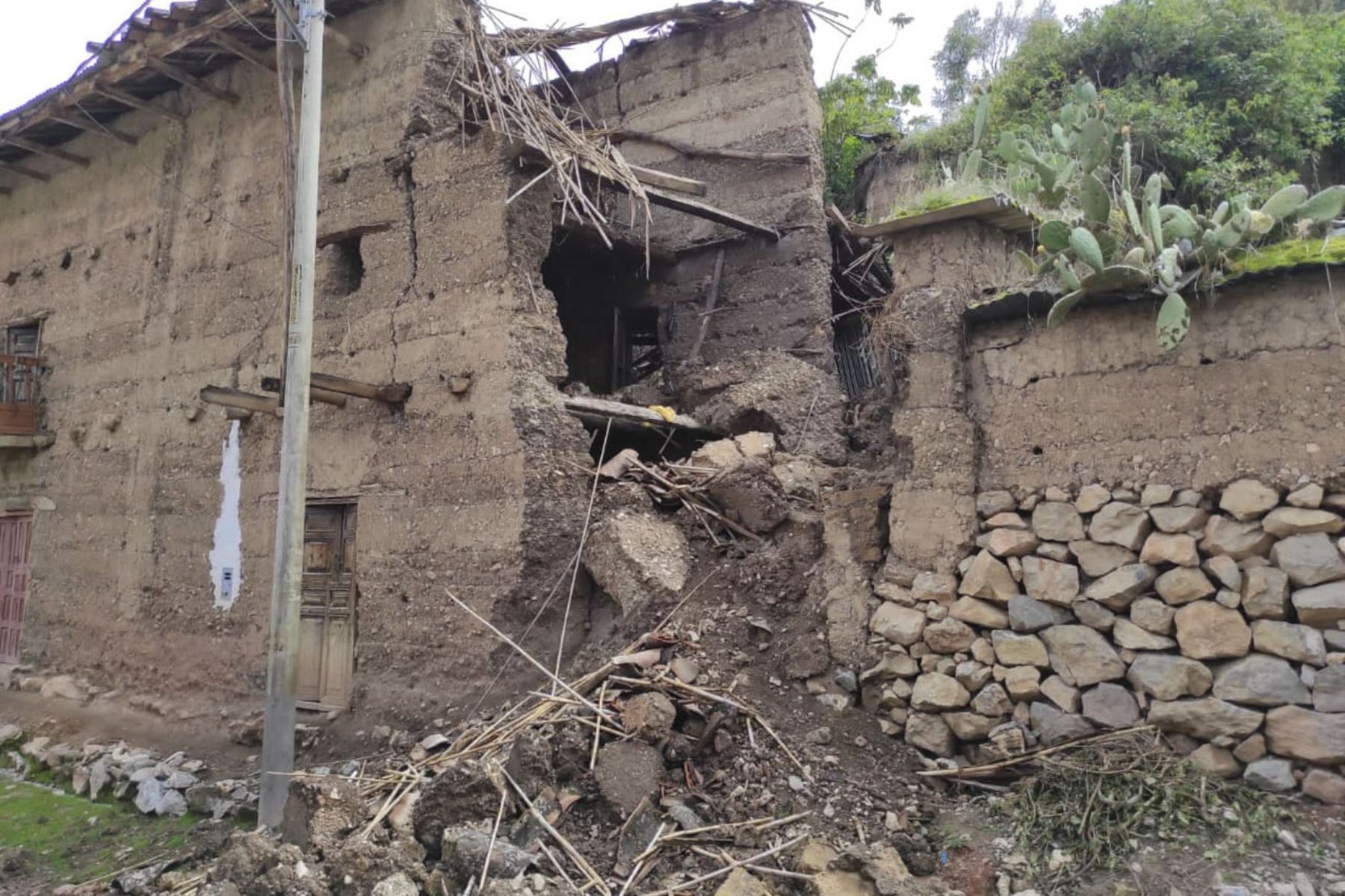 Una vivienda de material rústico (pared de tapial y cobertura de teja) colapsó debido a que la lluvia se filtró en sus paredes. Foto: ANDINA/Difusión