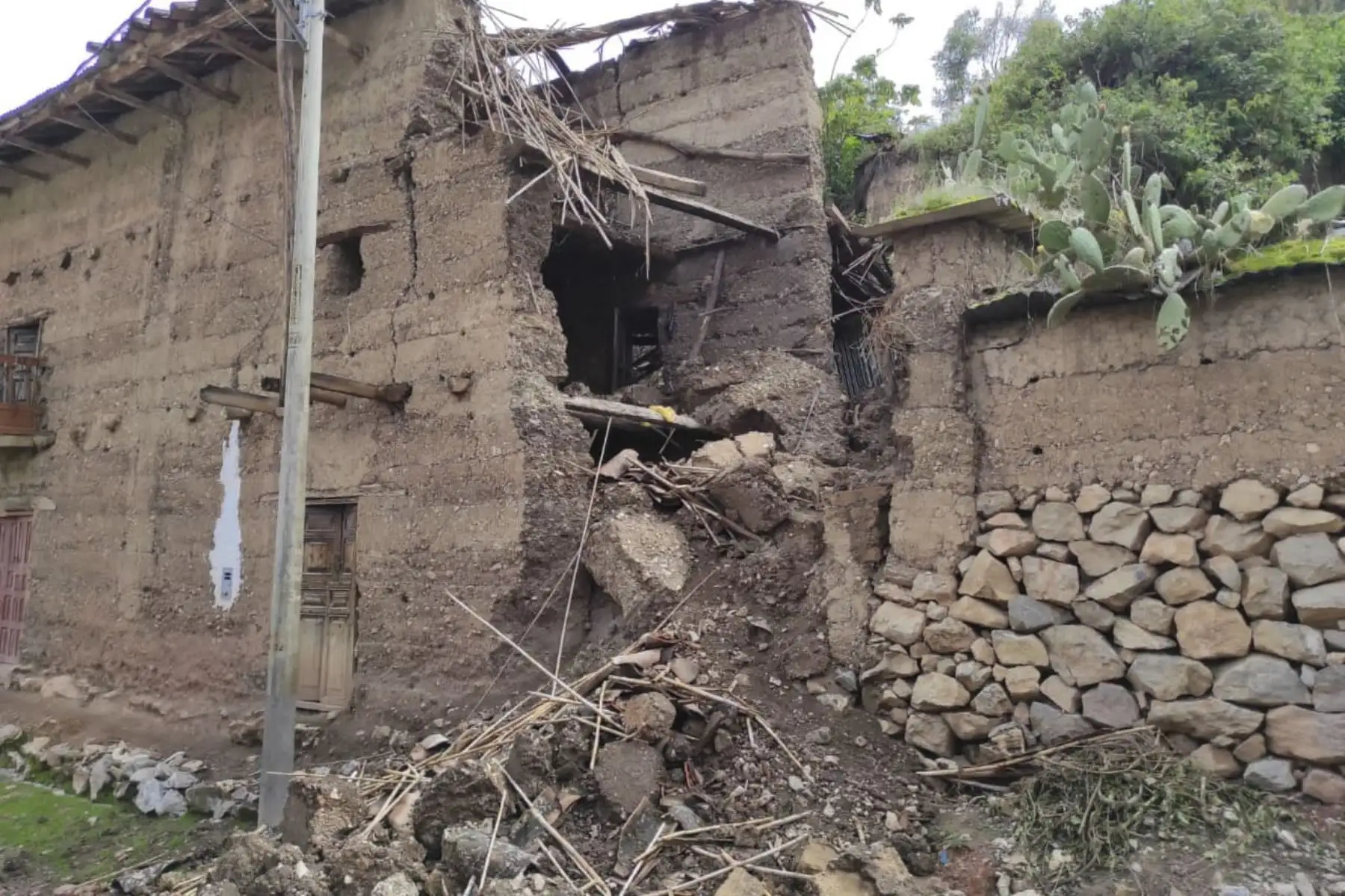 Una vivienda de material rústico (pared de tapial y cobertura de teja) colapsó debido a que la lluvia se filtró en sus paredes. Foto: ANDINA/Difusión