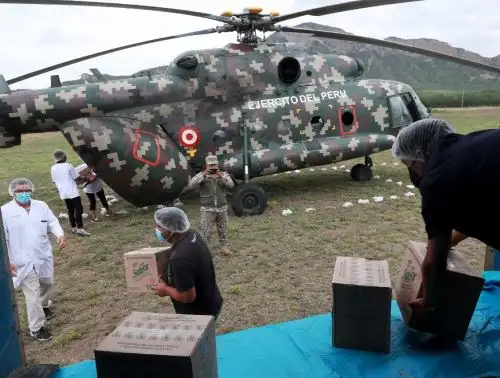 Fuerzas Armadas entregan víveres y ayuda humanitaria a los damnificados y afectados por el fuerte sismo en Amazonas. Jornada fue supervisada por el ministro de Defensa, Juan Carrasco. ANDINA/Difusión
