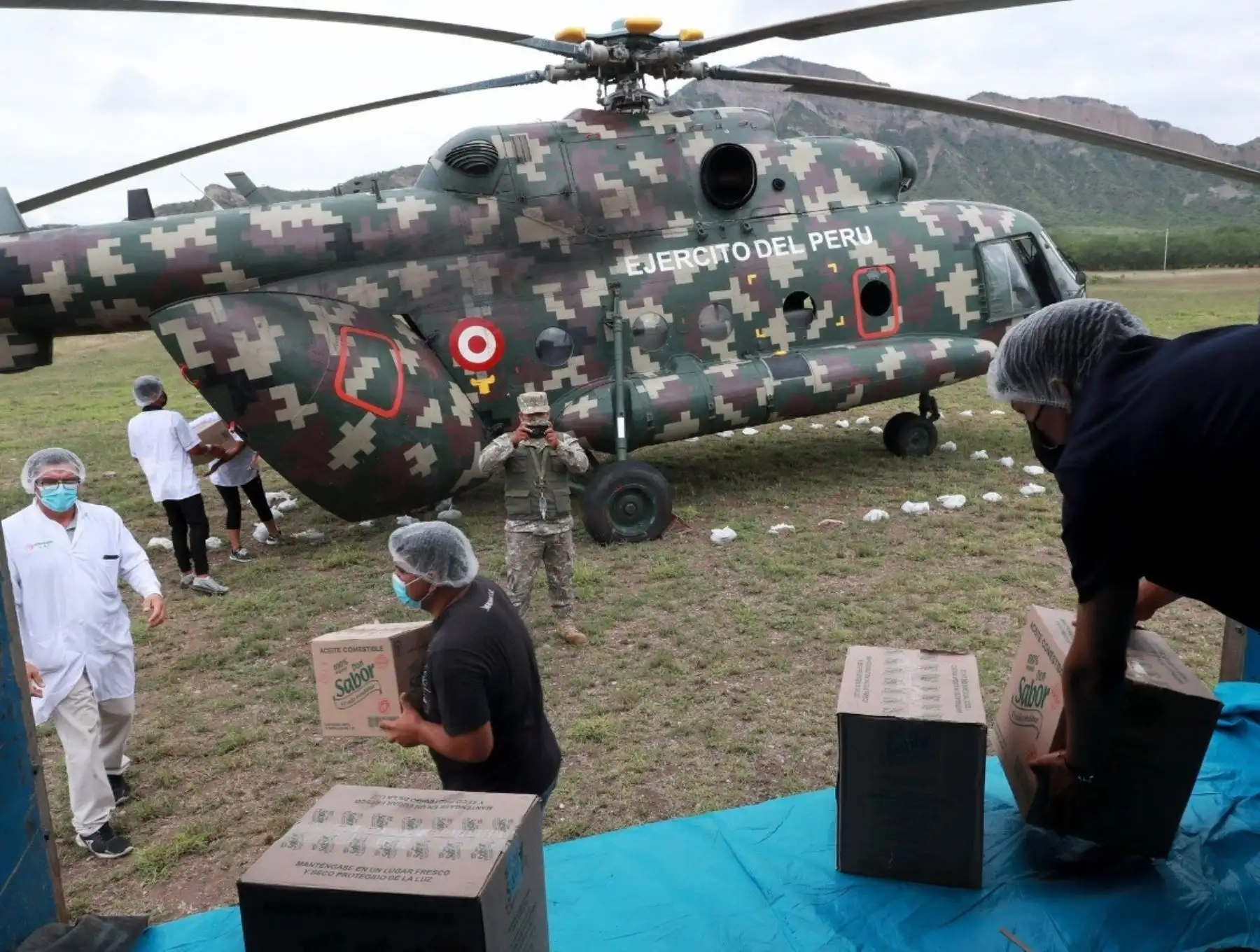 Fuerzas Armadas entregan víveres y ayuda humanitaria a los damnificados y afectados por el fuerte sismo en Amazonas. Jornada fue supervisada por el ministro de Defensa, Juan Carrasco. ANDINA/Difusión
