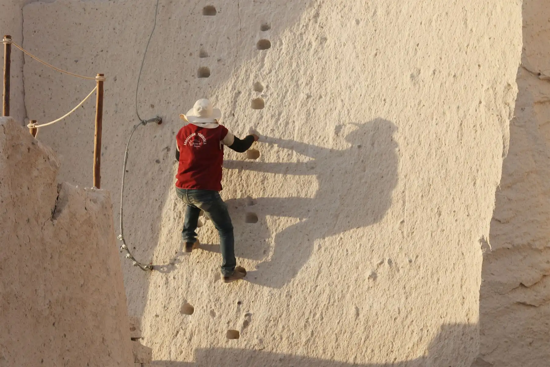 La ruta del sillar, es un espacio turístico  administrada por la Red de Cortadores de Sillar – Arequipa. Actualmente comprende una longitud de 2 mil metros, abarcando las canteras en explotación de Añashuayco, Cortadores y la cantera virgen de Culebrillas. 
Foto: ANDINA/Eddy Ramos