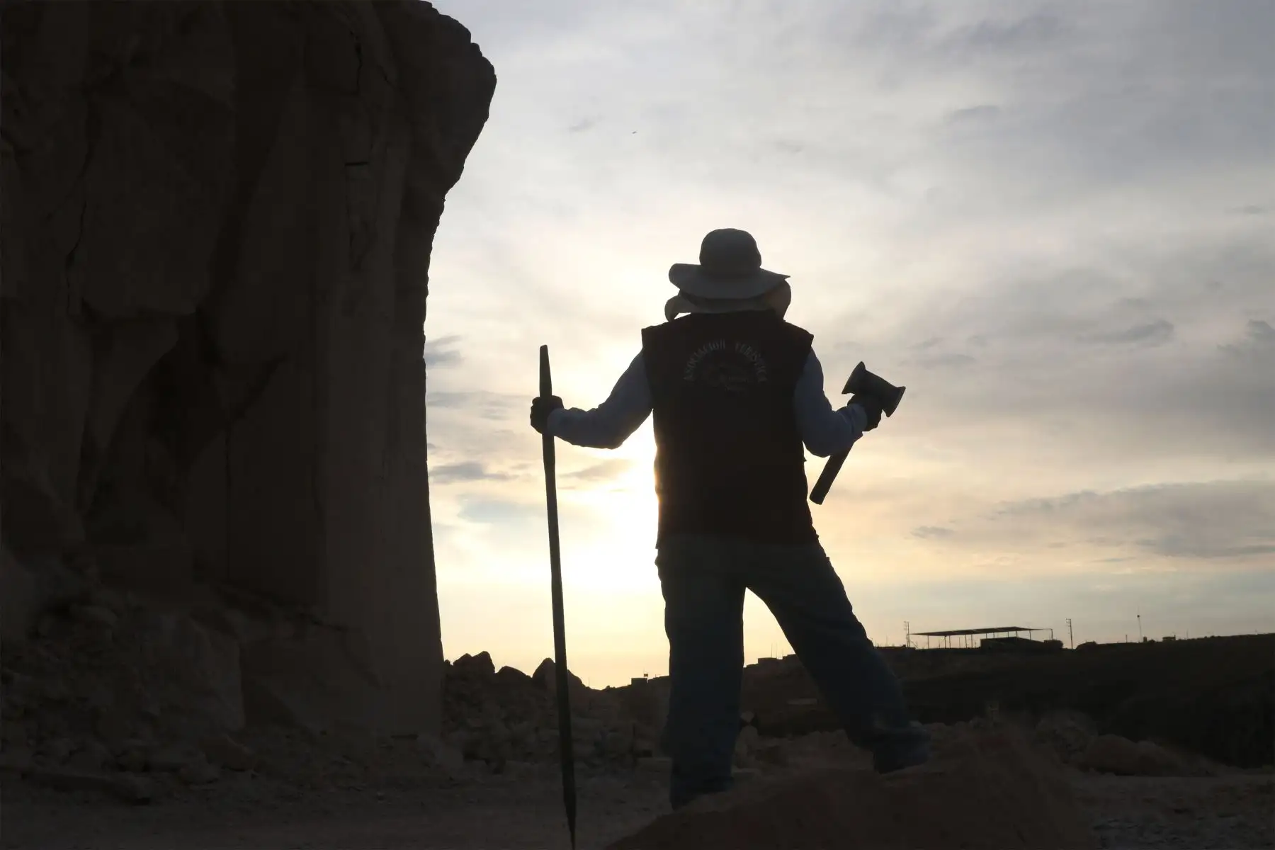 Maestro artesano, Julio Feria Antachoque , quien es parte de la ruta del sillar, un espacio turístico  administrada por la Red de Cortadores de Sillar – Arequipa. Actualmente comprende una longitud de 2 mil metros, abarcando las canteras en explotación de Añashuayco, Cortadores y la cantera virgen de Culebrillas. 
Foto: ANDINA/Eddy Ramos