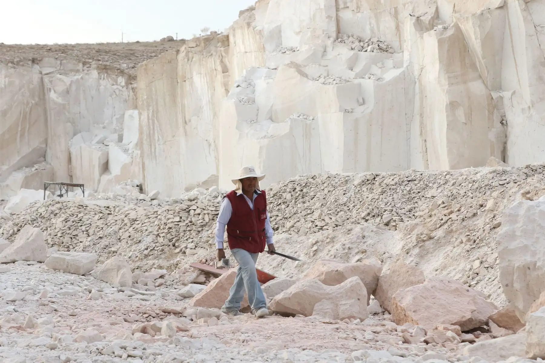 Maestro artesano, Julio Feria Antachoque , quien es parte de la ruta del sillar, un espacio turístico  administrada por la Red de Cortadores de Sillar – Arequipa. Actualmente comprende una longitud de 2 mil metros, abarcando las canteras en explotación de Añashuayco, Cortadores y la cantera virgen de Culebrillas. 
Foto: ANDINA/Eddy Ramos