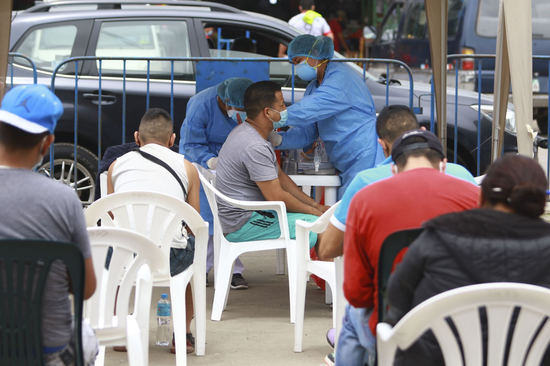 Brigadas de vacunación llegaron al Mercado Mayorista Unicachi en el distrito de Villa El Salvador para poder vacunar contra la Covid 19 a todos los comerciantes y transeúntes. Además se hizo descarte de Covid 19 y se entregó kits de mascarillas. Foto: ANDINA/Jhonel Rodríguez