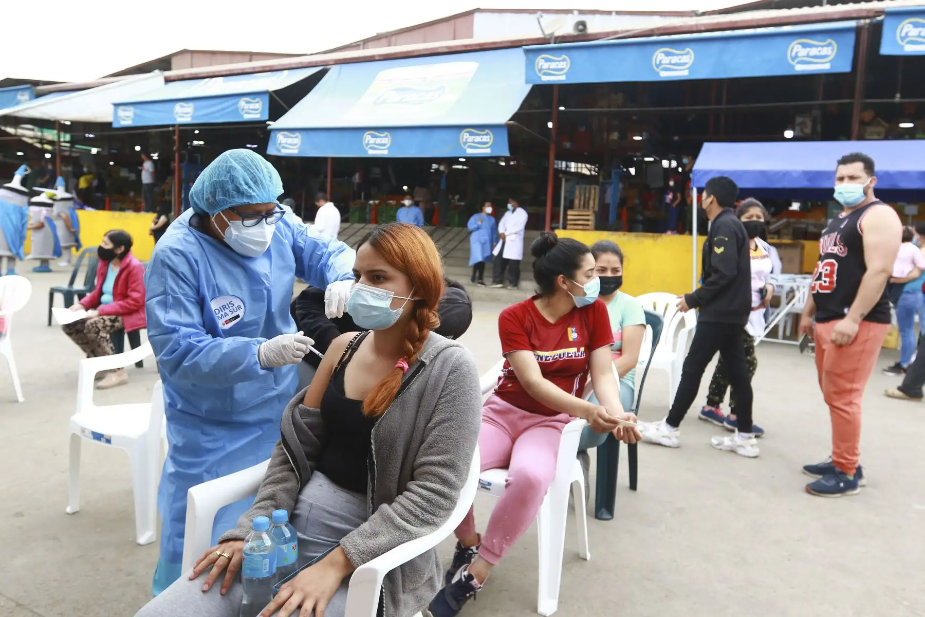 Brigadas de vacunación llegaron al Mercado Mayorista Unicachi en el distrito de Villa El Salvador para poder vacunar contra la Covid 19 a todos los comerciantes y transeúntes. Además se hizo descarte de Covid 19 y se entregó kits de mascarillas. Foto: ANDINA/Jhonel Rodríguez